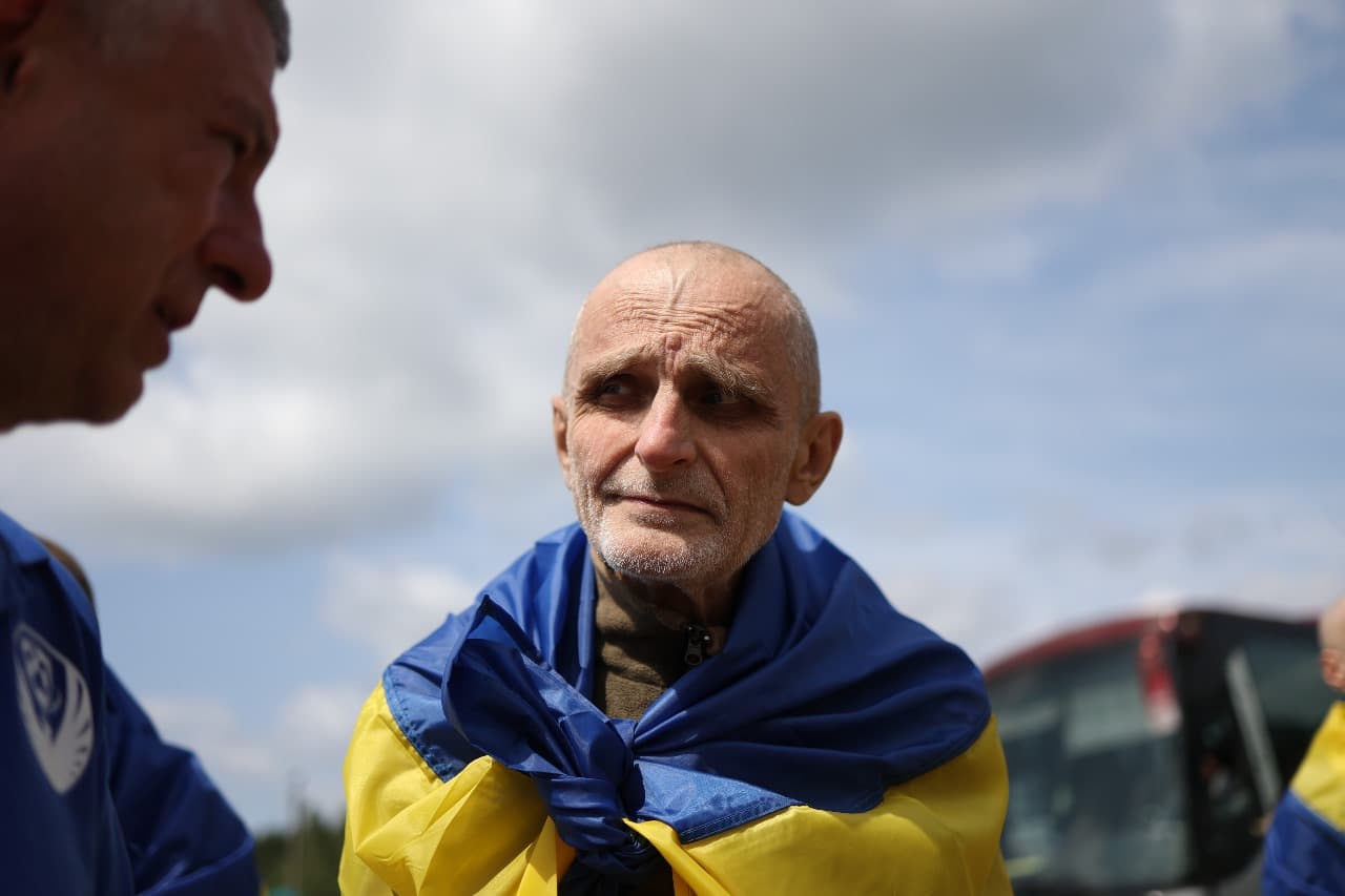 <p style="text-align: justify">უკრაინამ და რუსეთმა 14 ივნისს, ტყვეთა მორიგი გაცვლა განახორციელეს. ეს მიმდინარე კვირაში მეოთხე გაცვლაა.</p><p style="text-align: justify">უკრაინის პრეზიდენტის ვოლოდიმირ ზელენსკის განცხადებით, გათავისუფლებულთა შორის ბევრია, ვინც 2022 წლიდან ტყვეობაში იმყოფებოდა. ესენი არიან უკრაინის შეიარაღებული ძალების, ეროვნული გვარდიის, სახელმწიფო სასაზღვრო სამსახურისა და სახელმწიფო სპეციალური სატრანსპორტო სამსახურის ჯარისკაცები.</p><p style="text-align: justify">სამხედრო ტყვეების მოპყრობის საკოორდინაციო შტაბმა განმარტა, რომ დაჭრილი და ჯანმრთელობის პრობლემების მქონე ჯარისკაცები სახლში დააბრუნეს. დღეს გათავისუფლებული დამცველების მნიშვნელოვანი ნაწილი მარიუპოლის დაცვის დროს დაატყვევეს.</p><p style="text-align: justify">დღეს გათავისუფლებული ჯარისკაცების უმეტესობა ოფიცერია. ასევე, გათავისუფლებულთაგან ზოგიერთი 25 წლამდე ასაკისაა.</p><p style="text-align: justify">სამშობლოში დონეცკის, ზაპოროჟიეს, ლუგანსკის, ხერსონის, ხარკოვის, სუმისა და კურსკის მიმართულებით მებრძოლი უკრაინელები დაბრუნდნენ.</p><p style="text-align: justify">როგორც ადამიანის უფლებათა დამცველმა დიმიტრი ლუბინეცმა განაცხადა, დაბრუნებული ჯარისკაცებიდან ყველაზე უფროსი 63 წლისაა, ყველაზე ახალგაზრდა კი - 21 წლის. გათავისუფლებულებს შორის არიან ისინიც, ვინც დაკარგულად ითვლებოდნენ.</p><p style="text-align: justify">სტამბოლში, მოლაპარაკებების მეორე რაუნდის დროს, უკრაინა და რუსეთი ტყვეთა ფართომასშტაბიან გაცვლაზე შეთანხმდნენ. მხარეები შეთანხმდნენ დაჭრილი და მძიმედ დაავადებული სამხედრო ტყვეების, ასევე 18-დან 25 წლამდე ასაკის ყველა სამხედრო მოსამსახურის გაცვლაზე.</p><p style="text-align: justify">გარდა ამისა, უკრაინა და რუსეთის ფედერაცია შეთანხმდნენ გარდაცვლილთა ცხედრების გაცვლაზე "6000/6000"-ზე ფორმატით. ცხედრების დაბრუნება 11 და 13 ივნისს, ასევე დღეს, 14 ივნისს მოხდა. სულ უკრაინაში უკვე 3600-ზე მეტი დაღუპულის ცხედარი დააბრუნეს.</p><div class="iframe-wrapper"><iframe src="https://www.facebook.com/plugins/post.php?href=https%3A%2F%2Fwww.facebook.com%2Fzelenskyy.official%2Fposts%2Fpfbid0B2gmU6dsKsnkPM3tYWwi3ijPLVzyL9ZgvPFLek3rekYcp9kcRWFA6RMAgg8Xk3ibl&amp;show_text=true&amp;width=500" frameborder="0" allowfullscreen="true" width="500" height="793" title="Embedded content" allow="autoplay; clipboard-write; encrypted-media; picture-in-picture; web-share" scrolling="no" style="border:none;overflow:hidden"></iframe></div>