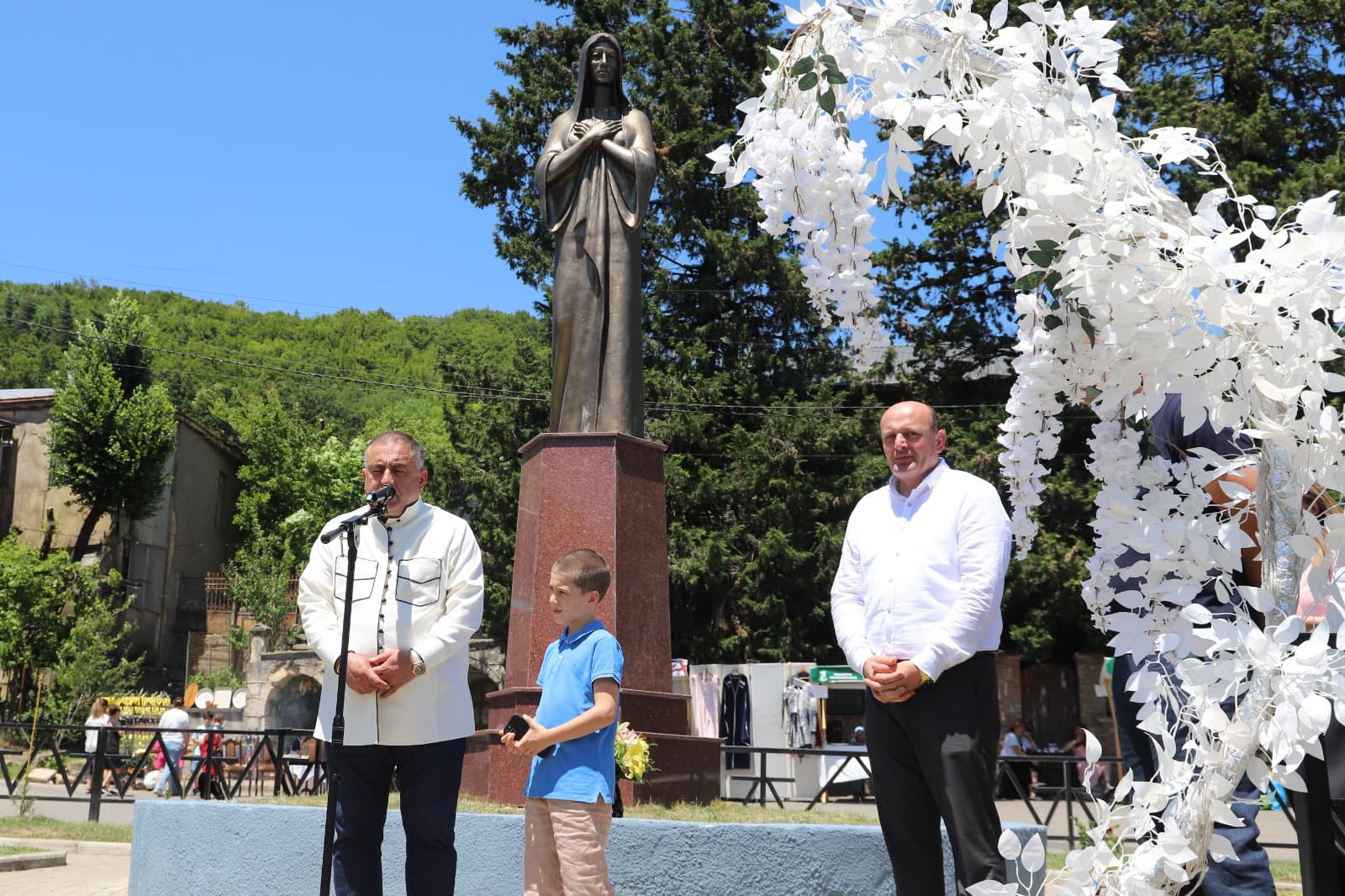 <p style="text-align: justify">თერჯოლის მუნიციპალიტეტის სოფელ ჩხარში ძეგლი "დედის ლოცვა" გაიხსნა. &nbsp;</p><p style="text-align: justify">ძეგლის გახსნის ცერემონიას იმერეთის რეგიონიდან და მუნიციპალიტეტიდან მოწვეული სტუმრები დაესწრნენ.</p><p style="text-align: justify">ძეგლის შექმნის იდეა ადგილობრივ ბიზნესმენ იორამ აბულაძეს ეკუთვნის, ხოლო მისი ავტორი მოქანდაკე გიორგი კიკვიძეა.</p><p style="text-align: justify">"დედის ლოცვის" გახსნის შემდეგ, სოფელ ჩხარის ცენტრში &nbsp;მხატვრული ღონისძიება გაიმართა, რომელშიც ადგილობრივი შემოქმედებითი ანსამბლები და ინდივიდუალური შემსრულებლები მონაწილეობდნენ. &nbsp;</p><p style="text-align: justify">ღონისძიებები მუნიციპალიტეტის მერიის მხარდაჭერით, მერიის კულტურის სამსახურის ორგანიზებით და ააიპების ჩართულობით მოეწყო.</p>