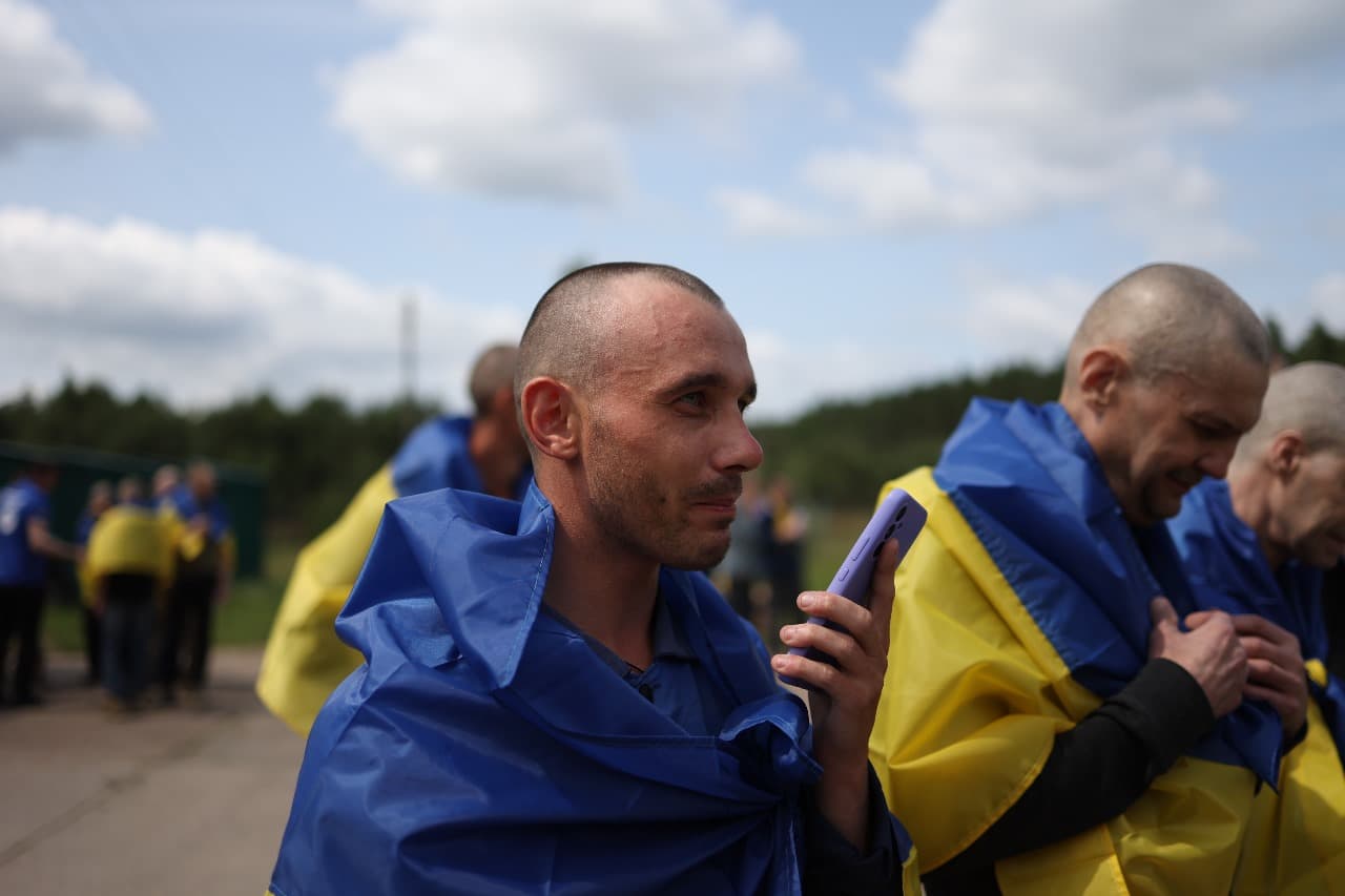 <p style="text-align: justify">უკრაინამ და რუსეთმა 14 ივნისს, ტყვეთა მორიგი გაცვლა განახორციელეს. ეს მიმდინარე კვირაში მეოთხე გაცვლაა.</p><p style="text-align: justify">უკრაინის პრეზიდენტის ვოლოდიმირ ზელენსკის განცხადებით, გათავისუფლებულთა შორის ბევრია, ვინც 2022 წლიდან ტყვეობაში იმყოფებოდა. ესენი არიან უკრაინის შეიარაღებული ძალების, ეროვნული გვარდიის, სახელმწიფო სასაზღვრო სამსახურისა და სახელმწიფო სპეციალური სატრანსპორტო სამსახურის ჯარისკაცები.</p><p style="text-align: justify">სამხედრო ტყვეების მოპყრობის საკოორდინაციო შტაბმა განმარტა, რომ დაჭრილი და ჯანმრთელობის პრობლემების მქონე ჯარისკაცები სახლში დააბრუნეს. დღეს გათავისუფლებული დამცველების მნიშვნელოვანი ნაწილი მარიუპოლის დაცვის დროს დაატყვევეს.</p><p style="text-align: justify">დღეს გათავისუფლებული ჯარისკაცების უმეტესობა ოფიცერია. ასევე, გათავისუფლებულთაგან ზოგიერთი 25 წლამდე ასაკისაა.</p><p style="text-align: justify">სამშობლოში დონეცკის, ზაპოროჟიეს, ლუგანსკის, ხერსონის, ხარკოვის, სუმისა და კურსკის მიმართულებით მებრძოლი უკრაინელები დაბრუნდნენ.</p><p style="text-align: justify">როგორც ადამიანის უფლებათა დამცველმა დიმიტრი ლუბინეცმა განაცხადა, დაბრუნებული ჯარისკაცებიდან ყველაზე უფროსი 63 წლისაა, ყველაზე ახალგაზრდა კი - 21 წლის. გათავისუფლებულებს შორის არიან ისინიც, ვინც დაკარგულად ითვლებოდნენ.</p><p style="text-align: justify">სტამბოლში, მოლაპარაკებების მეორე რაუნდის დროს, უკრაინა და რუსეთი ტყვეთა ფართომასშტაბიან გაცვლაზე შეთანხმდნენ. მხარეები შეთანხმდნენ დაჭრილი და მძიმედ დაავადებული სამხედრო ტყვეების, ასევე 18-დან 25 წლამდე ასაკის ყველა სამხედრო მოსამსახურის გაცვლაზე.</p><p style="text-align: justify">გარდა ამისა, უკრაინა და რუსეთის ფედერაცია შეთანხმდნენ გარდაცვლილთა ცხედრების გაცვლაზე "6000/6000"-ზე ფორმატით. ცხედრების დაბრუნება 11 და 13 ივნისს, ასევე დღეს, 14 ივნისს მოხდა. სულ უკრაინაში უკვე 3600-ზე მეტი დაღუპულის ცხედარი დააბრუნეს.</p><div class="iframe-wrapper"><iframe src="https://www.facebook.com/plugins/post.php?href=https%3A%2F%2Fwww.facebook.com%2Fzelenskyy.official%2Fposts%2Fpfbid0B2gmU6dsKsnkPM3tYWwi3ijPLVzyL9ZgvPFLek3rekYcp9kcRWFA6RMAgg8Xk3ibl&amp;show_text=true&amp;width=500" frameborder="0" allowfullscreen="true" width="500" height="793" title="Embedded content" allow="autoplay; clipboard-write; encrypted-media; picture-in-picture; web-share" scrolling="no" style="border:none;overflow:hidden"></iframe></div>