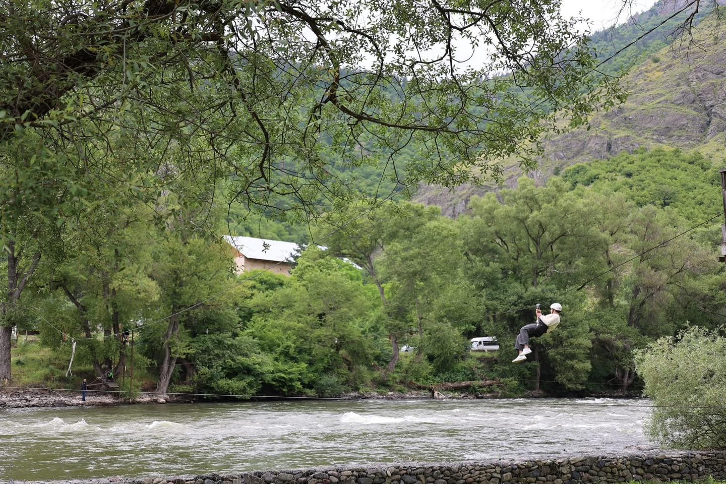 <p style="text-align: justify">ბორჯომის მუნიციპალიტეტის ორგანიზებით ახალგაზრდული ბანაკი ოფიციალურად გაიხსნა.</p><p style="text-align: justify">16-დან 20 წლამდე ახალგაზრდებმა ბანაკის გახსნის დღეს მონაწილეობა მიიღეს სხვადასხვა სპორტულ აქტივობაში - ფრენბურთი, ზიპლაინი, მშვილდ-ისრით სროლა, კედელზე ცოცვა, ჯომარდობა.</p><p style="text-align: justify">მუნიციპალიტეტის მერიის ინფორმაციით, ბანაკის გახსნის ღონისძიებას ბორჯომის მუნიციპალიტეტის საკრებულოს ფრაქცია „ქართული ოცნება - დემოკრატიული საქართველოს“ თავმჯდომარე ლევან თედიაშვილი და ახალგაზრდობასთან ურთიერთობის სპეციალისტი ლანა გიორგიძე დაესწრნენ. მათ ჯანსაღი ცხოვრების წესის მნიშვნელობაზე ისაუბრეს და ახალგაზრდებს წარმატებები უსურვეს.</p><p style="text-align: justify">ბანაკის მონაწილეები დალოცა დეკანოზმა იოანემ (ხეცურიანი).</p><p style="text-align: justify">ახალგაზრდული ბანაკი 21 ივნისს დაიხურება.</p>