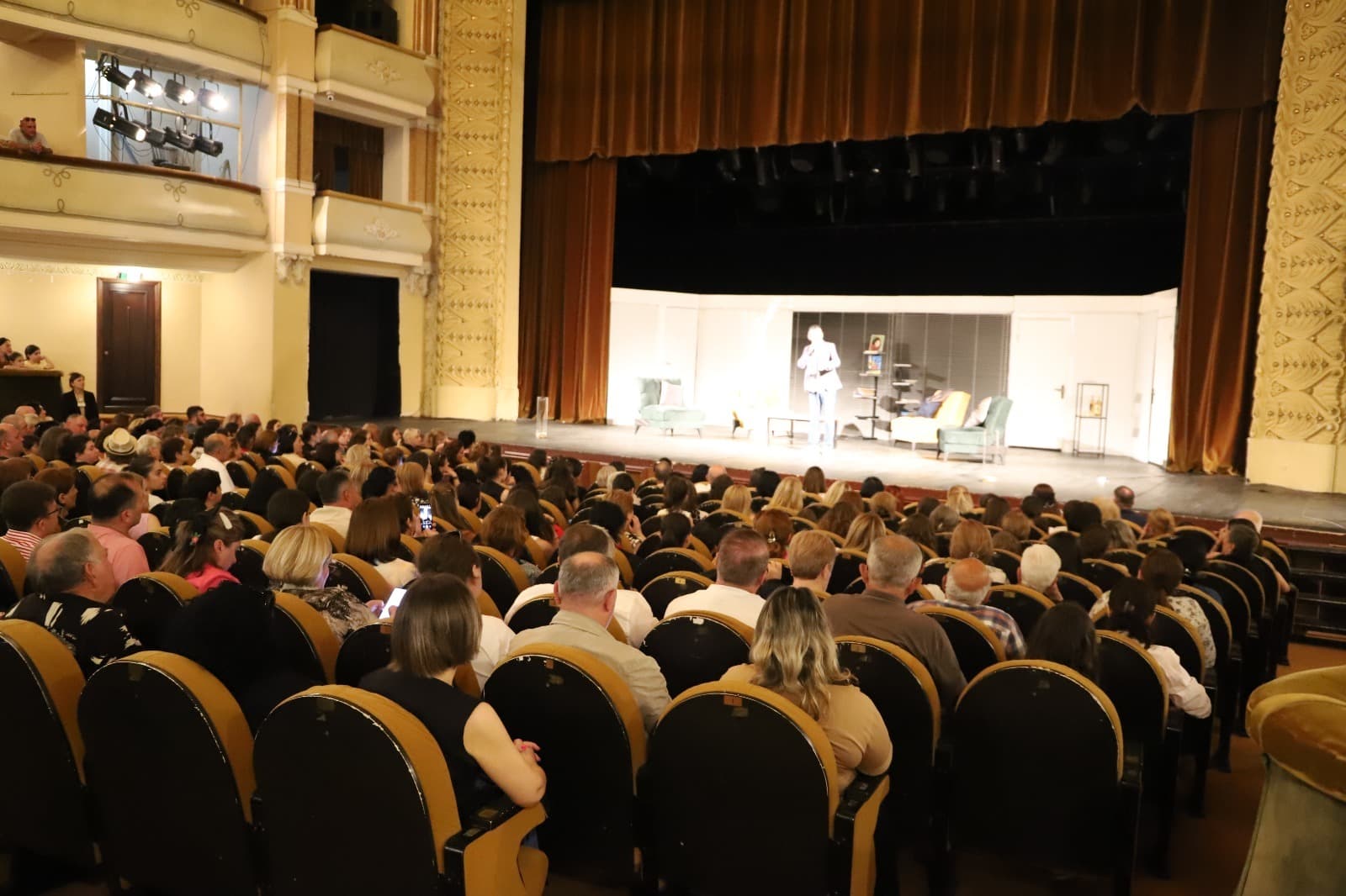 <p style="text-align: justify">22 ივნისს, ქუთაისის ლადო მესხიშვილის სახელობის თეატრის სცენაზე, ფესტივალ "თეატრალური იმერეთი 2025"-ის ფარგლებში, თერჯოლის სახალხო თეატრმა მაყურებლის წინაშე იასმინა რეზას მოტივებზე შექმნილი &nbsp;შავი კომედია – "ომის ღმერთი“ წარადგინა.</p><p style="text-align: justify">სპექტაკლმა დამსწრე საზოგადოების მოწონება დაიმსახურა – თანამედროვე ოჯახის პრობლები, ურთიერთობები, დაპირისპირება, ირონია და სხვა მნიშვნელოვანი თემები ერთ სცენაზე გაერთიანდა.</p><p style="text-align: justify">წარმოდგენას &nbsp;თერჯოლის მუნიციპალიტეტის მერი მანუჩარ რობაქიძე, საკრებულოს თავმჯდომარის მოადგილე დავით გოგბერაშვილი, მერიის კულტურის, განათლების, სპორტისა და ახალგაზრდულ საქმეთა &nbsp;სამსახურის ხელმძღვანელი მაკა ასათიანი და ადგილობრივი თვითმმართველობების წარმომადგენლები ესწრებოდნენ.</p><p style="text-align: justify">თეატრალური ფესტივალი &nbsp;იმერეთში &nbsp;მეთექვსმეტედ იმართება და &nbsp;მისი წარმდგენები არიან: საქართველოს კულტურის &nbsp;სამინისტრო, იმერეთში სახელმწიფო რწმუნებულის ადმინისტრაცია, ქუთაისის მერია, საქართველოს თეატრალური საზოგადოება და იმერეთის რეგიონის მუნიციპალიტეტები.</p>