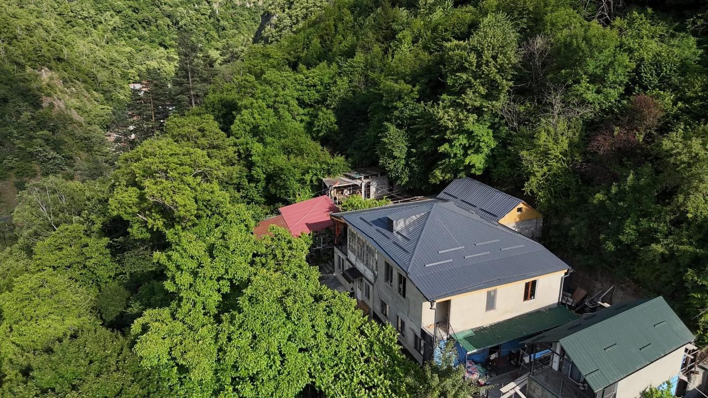 <p style="text-align: justify">ბორჯომის მუნიციპალიტეტის დაფინანსებით, ხუთი საცხოვრებელი სახლის სახურავის რეაბილიტაცია მიმდინარეობს.</p><p style="text-align: justify">პროექტი „ბინათმესაკუთრეთა ამხანაგობის ხელშეწყობის“ პროგრამის ფარგლებში ხორციელდება.</p><p style="text-align: justify">მუნიციპალიტეტის მერიის ინფორმაციით, ამ ეტაპზე, სამი საცხოვრებელი სახლის სახურავის რეაბილიტაცია დასკვნით ფაზაშია, ხოლო ორ მისამართზე სარეაბილიტაციო სამუშაოები ინტენსიურ რეჟიმში მიმდინარეობს.</p>