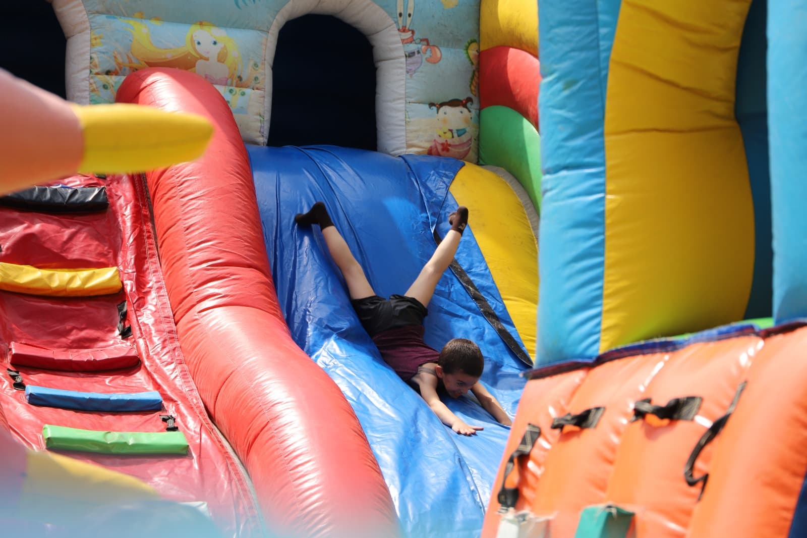 <p style="text-align: justify">თერჯოლაში ბავშვთა დაცვის საერთაშორისო დღესთან დაკავშირებით, სხვადასხვა გასართობი და შემეცნებითი ღონისძიება ჩატარდა.</p><p style="text-align: justify">მუნიციპალიტეტის მერიის ორგანიზებით, ლაშა გოგიაშვილის სახელობის სკვერში მოეწყო ბავშვთა გასართობი სივრცე, მრავალფეროვანი ატრაქციონებით - გასაბერი და სპორტული ბატუტი, ცხენების კარუსელი, მუსიკალური ჩაიდანის, ჰოკეის, აიწონას, ყვავილის და კალათბურთის აპარატები. &nbsp;</p><p style="text-align: justify">ა(ა)იპ თერჯოლის მოსწავლე ახალგაზრდობის მუნიციპალურ ცენტრმა წარმოადგინა &nbsp;მხატვრული ღონისძიება. ღონისძიებაში მოსწავლე ახალგაზრდობის სახლში არსებული ადგილობრივი ქორეოგრაფიული ანსამბლები და ინდივიდუალური შემსრულებლები მონაწილეობდნენ. მოეწყო ხელნაკეთი ნივთების გამოფენა, სახალისო ვიქტორინა.</p><p style="text-align: justify">ღონისძიებას თერჯოლის მუნიციპალიტეტის მერი მანუჩარ რობაქიძე, მერის მოადგილეები ზვიად ბაზაძე და &nbsp;მირზა ქოჩიაშვილი, საკრებულოს თავმჯდომარე გიორგი ბარათაშვილი და ადგილობრივი თვითმმართველობის წარმომადგენლები ესწრებოდნენ.</p><p style="text-align: justify">ხელმძღვანელმა პირებმა ბავშვებს 1 ივნისის დღესასწაული მიულოცეს და წარმატებები უსურვეს. 1 ივნისთან დაკავშირებით, მერიისგან ბავშვებს სიურპრიზად ნაყინები დაურიგდათ.</p>