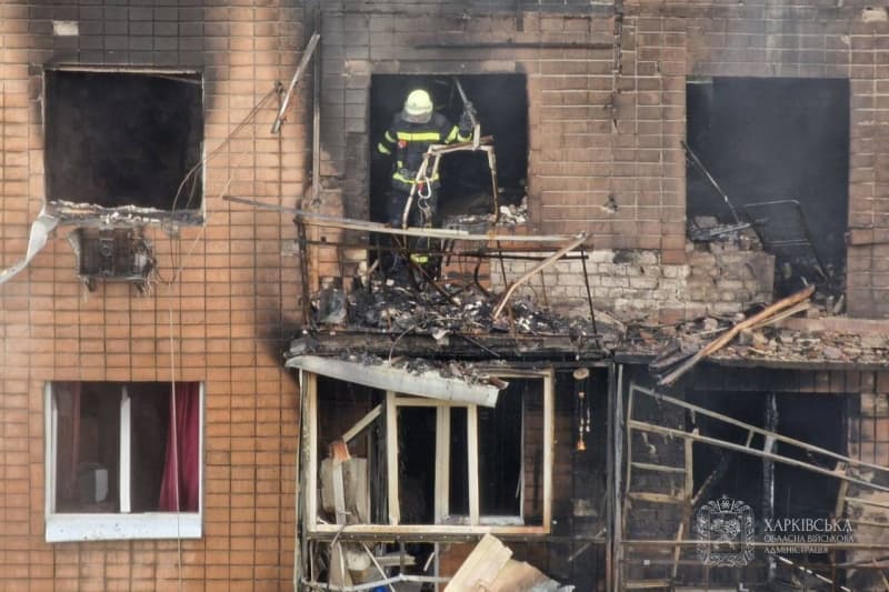 <p style="text-align: justify">7 ივნისის ღამეს რუსმა ოკუპანტებმა ხარკოვზე მთელი სრულმასშტაბიანი ომის განმავლობაში ყველაზე ძლიერი თავდასხმა განახორციელეს. დაბომბვამ ხანძარი გამოიწვია, არის მსხვერპლი და ნგრევა.</p><p style="text-align: justify">"წინასწარი მონაცემებით, ხარკოვის ტერორისტული დაბომბვის შედეგად, ამ წუთის მონაცემებით, ზიანი მიადგა 18 საცხოვრებელ კორპუსს (სამი მათგანის კონსტრუქცია დაზიანდა) და 13 კერძო სახლი“, - წერს ქალაქის მერი იგორ ტერეხოვი.</p><p style="text-align: justify">ხარკოვის რეგიონული სამხედრო ადმინისტრაციის ხელმძღვანელის ოლეგ სინეგუბოვის ინფორმაციით, სამოქალაქო საწარმოს ტერიტორიაზე 40 უპილოტო საფრენი აპარატის, 4 KAB-ის და 1 რაკეტის დაცემის შედეგად, 10,000 კვადრატული მეტრის ფართობზე ხანძარი გაჩნდა.</p><p style="text-align: justify">"დარტყმები ოთხი სახელოსნოს შენობაზე დაფიქსირდა. შესაძლოა, ნანგრევების ქვეშ ადამიანები იყვნენ“, - წერს სინეგუბოვი.</p><p style="text-align: justify">წინასწარი მონაცემებით, რუსების თავდასხმის შედეგად სამი ადამიანი დაიღუპა, 17 დაშავდა, მათ შორის ორი ბავშვი - 14 წლის გოგონა და 1,5 თვის ჩვილი.</p><p>&nbsp;</p>