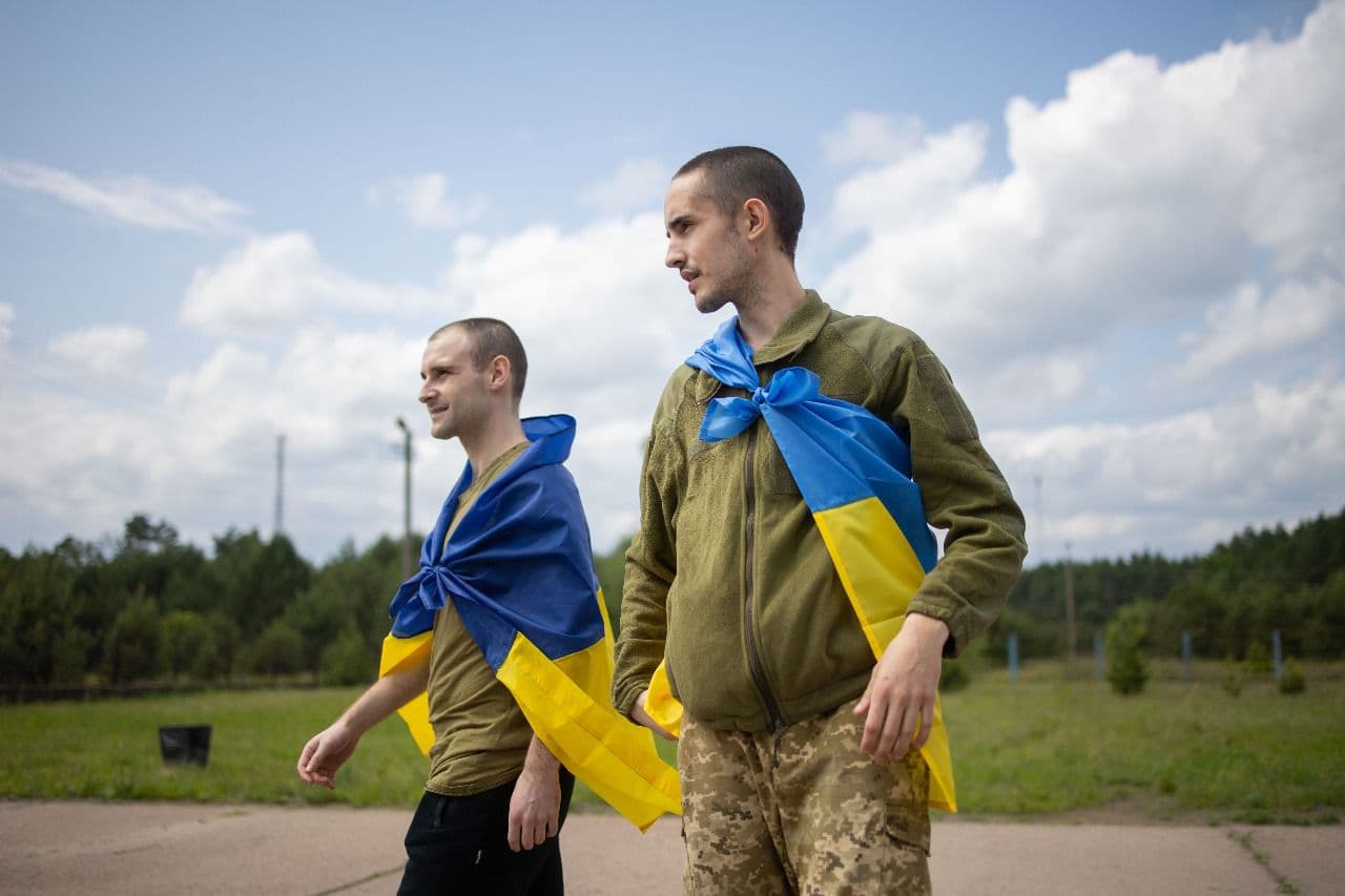 <p style="text-align: justify">უკრაინამ და რუსეთმა ტყვეთა მორიგი გაცვლა განახორციელეს.</p><p style="text-align: justify">როგორც პრეზიდენტმა ვოლოდიმირ ზელენსკიმ განაცხადა, დღეს დაბრუნებულთა კატეგორიებს შორის არიან დაჭრილები და მძიმედ დაჭრილები, ასევე 25 წლამდე ასაკის პირები.</p><p style="text-align: justify">"ჩვენები სახლში არიან, უკრაინელები სახლში ბრუნდებიან რუსეთის ტყვეობიდან. დღეს დაიწყო გაცვლა, რომელიც რამდენიმე ეტაპად უახლოეს დღეებში გაგრძელდება. ახლა დაბრუნებულთა კატეგორიებს შორის არიან დაჭრილები და მძიმედ დაჭრილები, ასევე 25 წელზე ნაკლები ასაკის პირები. პროცესი საკმაოდ რთულია, მრავალი სენსიტიური დეტალია, მოლაპარაკებები ფაქტობრივად ყოველდღე გრძელდება. ვიმედოვნებთ, რომ სტამბოლის შეხვედრის ფარგლებში მიღწეული შეთანხმებები ჰუმანიტარულ საკითხებზე სრულად იქნება განხორციელებული. მაქსიმუმს ვაკეთებთ, რომ ყველა დავაბრუნოთ. ამისთვის ყველა დონეზე ვმუშაობთ. უნდა დავაბრუნოთ სახლში ტყვეობაში მყოფი თითოეული ადამიანი. მადლობა მათ, ვინც გვეხმარება“, – წერს ზელენსკი სოციალურ ქსელში.</p><p style="text-align: justify">უკრაინის ომბუდსმენმა დიმიტრი ლუბინეცმა განაცხადა, რომ დღეს მათ მოახერხეს 25 წლამდე ასაკის უკრაინელების სამშობლოში დაბრუნება, ძირითადად 2000 წელს დაბადებული პირების. ესენი არიან უკრაინის შეიარაღებული ძალების, უკრაინის სახელმწიფო სასაზღვრო სამსახურის, ეროვნული გვარდიის ჯარისკაცები.</p><p style="text-align: justify">"დღეს დაბრუნდნენ უკრაინის საზღვაო ქვეითთა ​​​​კორპუსის, საჰაერო-სადესანტო-მოიერიშე ჯარების დამცველები. ასევე ის დამცველები, რომლებიც მარიუპოლში ტყვედ ჩავარდნენ“, - აღნიშნა ლუბინეცმა.</p><p style="text-align: justify">მისივე თქმით, დაბრუნებულთა დიდი უმრავლესობა 2022 წლიდან ტყვეობაში იმყოფებოდა, არიან ისეთებიც, რომლებიც სრულმასშტაბიანი შეჭრის პირველ დღეებში ტყვედ ჩავარდნენ.</p><p style="text-align: justify">სამხედრო ტყვეებთან მოპყრობის საკოორდინაციო შტაბმა განაცხადა, რომ დღეს რუსული ტყვეობიდან დაბრუნებული ყველა რიგითი და სერჟანტია.</p>