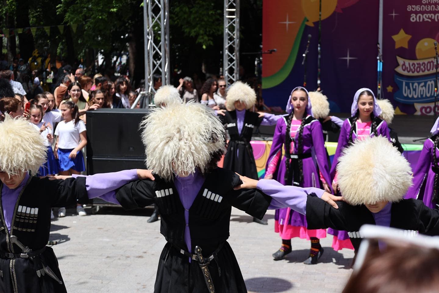 <p style="text-align: justify">1 ივნისი - ბავშვთა დაცვის საერთაშორისო დღე ბორჯომში საზეიმო ღონისძიებით აღინიშნა.</p><p style="text-align: justify">დღეს, მერაბ კოსტავას სახელობის სკვერში ბორჯომის მუნიციპალიტეტის ორგანიზებით პატარებისათვის მრავალფეროვანი ღონისძიებები გაიმართა.</p><p style="text-align: justify">პატარა სტუმრების წინაშე ადგილობრივი მუსიკალური და ქორეოგრაფიული ანსამბლები, ასევე სოლო შემსრულებლები წარდგნენ.</p><p style="text-align: justify">პარკის ტერიტორიაზე ბავშვებისთვის მოწყობილი იყო გასართობი ზონები, ვორქშოპები, სადღესასწაულო ატმოსფერო, ასევე პატარებს შესაძლებლობა ჰქონდათ მონაწილეობა მიეღოთ სპორტულ აქტივობებში.</p><p style="text-align: justify">ბორჯომის მუნიციპალიტეტის მერმა ოთარ არბოლოშვილმა ყველა პატარას მიულოცა ბავშვთა დაცვის საერთაშორისო დღე და მათ წარმატებული და ბედნიერი მომავალი უსურვა.</p>