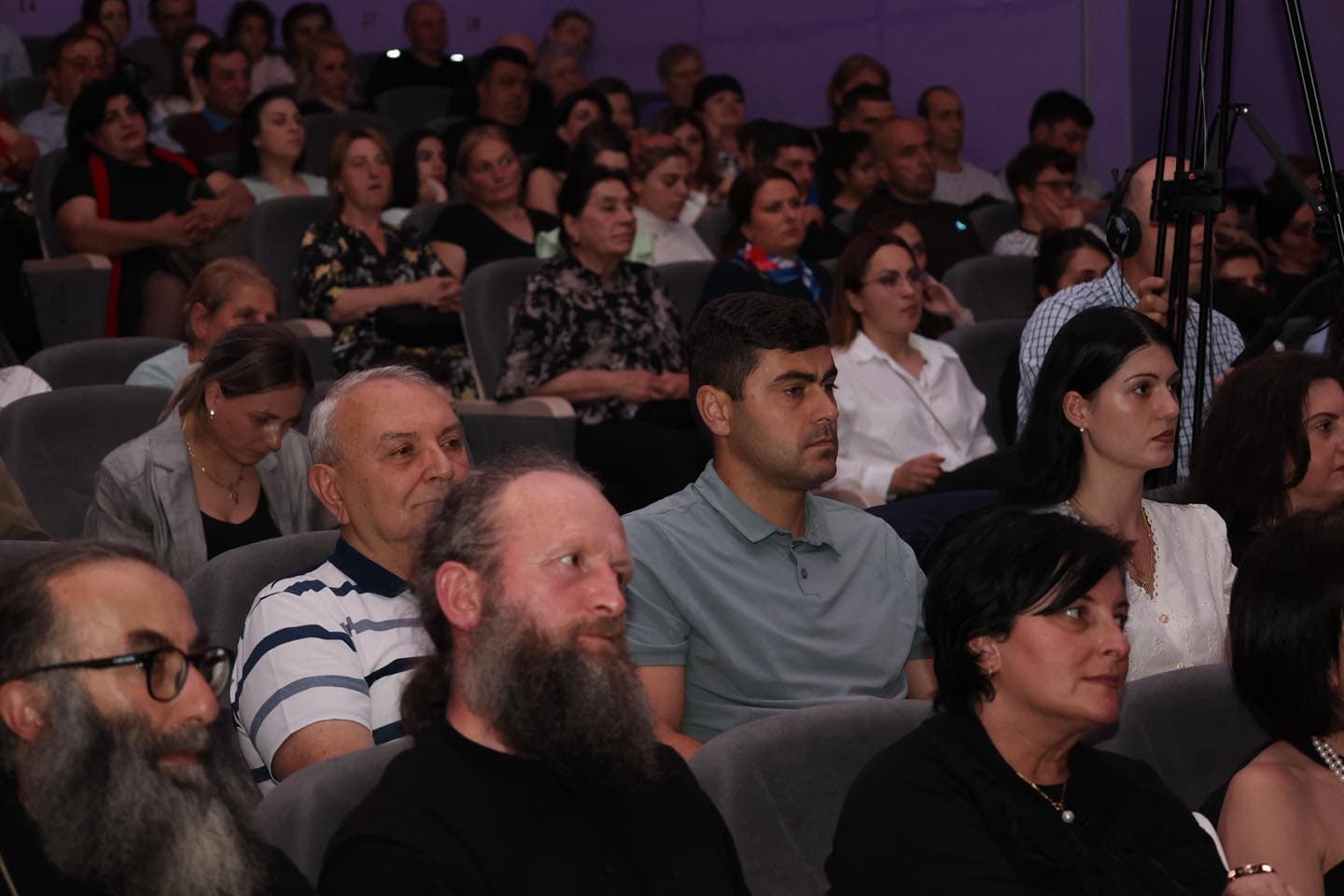 <p style="text-align: justify">სახელმწიფო რწმუნებული ზაალ გელაშვილი და ბორჯომის მუნიციპალიტეტის მერი ოთარ არბოლიშვილი, დაბა წაღვერის კულტურის სახლთან არსებულ ქორეოგრაფიულ ანსამბლ "სამეფოს" (ანსამბლის ხელმძღვანელი გიორგი ანთია) კონცერტს დაესწრნენ.</p><p style="text-align: justify">კულტურის სახლში გამართულ კონცერტს, ასევე ბორჯომის მერის მოადგილე გიორგი ტაბატაძე, საკრებულოს თავმჯდომარის მოადგილე გიორგი ფერაძე, სამხარეო ადმინისტრაციის წარმომადგენლები, ბაკურიანის განვითარების სააგენტოს თავმჯდომარე ეკატერინე ორჯონიკიძე, ჭიათურისა და საჩხერის, ბორჯომისა და ბაკურიანის მიტროპოლიტო დანიელი, ადგილობრივი თვითმმართველობის წევრები მოქალაქეები და სასულიერო პირები ესწრებოდნენ.</p><div class="iframe-wrapper"><iframe src="https://www.facebook.com/plugins/post.php?href=https%3A%2F%2Fwww.facebook.com%2Fpermalink.php%3Fstory_fbid%3Dpfbid02KUiCeFETV7db8q8PmNk5mnef86ELsxK4yJBdwHFjY2PtPLnQReHvyFSTqzaKWtorl%26id%3D100067222093058&amp;show_text=true&amp;width=500" frameborder="0" allowfullscreen="true" width="500" height="844" title="Embedded content" allow="autoplay; clipboard-write; encrypted-media; picture-in-picture; web-share" scrolling="no" style="border:none;overflow:hidden"></iframe></div>