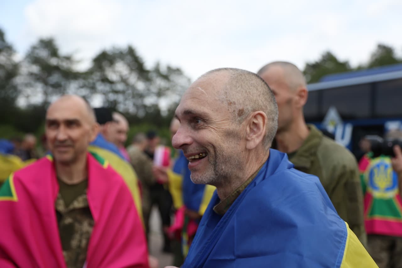 <p style="text-align: justify">უკრაინამ და რუსეთმა 14 ივნისს, ტყვეთა მორიგი გაცვლა განახორციელეს. ეს მიმდინარე კვირაში მეოთხე გაცვლაა.</p><p style="text-align: justify">უკრაინის პრეზიდენტის ვოლოდიმირ ზელენსკის განცხადებით, გათავისუფლებულთა შორის ბევრია, ვინც 2022 წლიდან ტყვეობაში იმყოფებოდა. ესენი არიან უკრაინის შეიარაღებული ძალების, ეროვნული გვარდიის, სახელმწიფო სასაზღვრო სამსახურისა და სახელმწიფო სპეციალური სატრანსპორტო სამსახურის ჯარისკაცები.</p><p style="text-align: justify">სამხედრო ტყვეების მოპყრობის საკოორდინაციო შტაბმა განმარტა, რომ დაჭრილი და ჯანმრთელობის პრობლემების მქონე ჯარისკაცები სახლში დააბრუნეს. დღეს გათავისუფლებული დამცველების მნიშვნელოვანი ნაწილი მარიუპოლის დაცვის დროს დაატყვევეს.</p><p style="text-align: justify">დღეს გათავისუფლებული ჯარისკაცების უმეტესობა ოფიცერია. ასევე, გათავისუფლებულთაგან ზოგიერთი 25 წლამდე ასაკისაა.</p><p style="text-align: justify">სამშობლოში დონეცკის, ზაპოროჟიეს, ლუგანსკის, ხერსონის, ხარკოვის, სუმისა და კურსკის მიმართულებით მებრძოლი უკრაინელები დაბრუნდნენ.</p><p style="text-align: justify">როგორც ადამიანის უფლებათა დამცველმა დიმიტრი ლუბინეცმა განაცხადა, დაბრუნებული ჯარისკაცებიდან ყველაზე უფროსი 63 წლისაა, ყველაზე ახალგაზრდა კი - 21 წლის. გათავისუფლებულებს შორის არიან ისინიც, ვინც დაკარგულად ითვლებოდნენ.</p><p style="text-align: justify">სტამბოლში, მოლაპარაკებების მეორე რაუნდის დროს, უკრაინა და რუსეთი ტყვეთა ფართომასშტაბიან გაცვლაზე შეთანხმდნენ. მხარეები შეთანხმდნენ დაჭრილი და მძიმედ დაავადებული სამხედრო ტყვეების, ასევე 18-დან 25 წლამდე ასაკის ყველა სამხედრო მოსამსახურის გაცვლაზე.</p><p style="text-align: justify">გარდა ამისა, უკრაინა და რუსეთის ფედერაცია შეთანხმდნენ გარდაცვლილთა ცხედრების გაცვლაზე "6000/6000"-ზე ფორმატით. ცხედრების დაბრუნება 11 და 13 ივნისს, ასევე დღეს, 14 ივნისს მოხდა. სულ უკრაინაში უკვე 3600-ზე მეტი დაღუპულის ცხედარი დააბრუნეს.</p><div class="iframe-wrapper"><iframe src="https://www.facebook.com/plugins/post.php?href=https%3A%2F%2Fwww.facebook.com%2Fzelenskyy.official%2Fposts%2Fpfbid0B2gmU6dsKsnkPM3tYWwi3ijPLVzyL9ZgvPFLek3rekYcp9kcRWFA6RMAgg8Xk3ibl&amp;show_text=true&amp;width=500" frameborder="0" allowfullscreen="true" width="500" height="793" title="Embedded content" allow="autoplay; clipboard-write; encrypted-media; picture-in-picture; web-share" scrolling="no" style="border:none;overflow:hidden"></iframe></div>