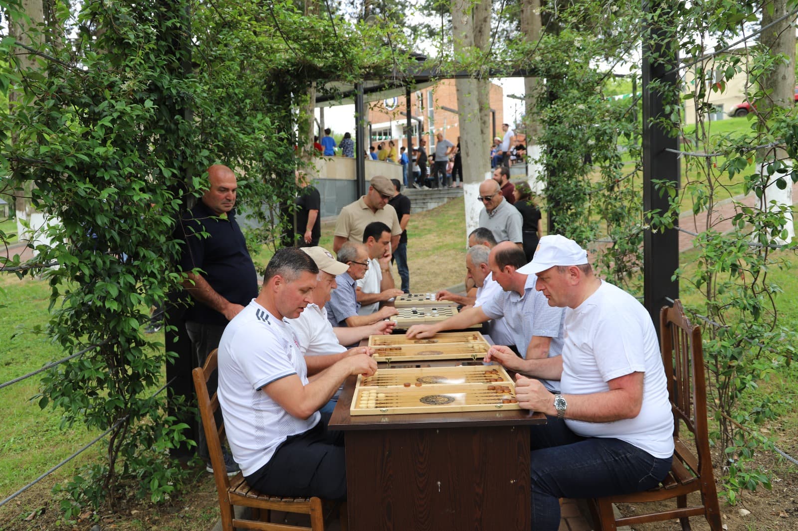 <p style="text-align: justify">თერჯოლის მუნიციპალიტეტში ოლიმპიზმის საერთაშორისო დღე სპორტული ღონისძიებებით აღინიშნა. ქალაქის ცენტრალურ ქუჩაზე მოეწყო მძლეოსნური გარბენი.</p><p style="text-align: justify">ლაშა გოგიაშვილის სახელობის სკვერში &nbsp;წარმოდგენილი იყო ტურნირები &nbsp;მკლავჭიდში, შაშსა და ნარდში. ღონისძიებას ესწრებოდა საპატიო სტუმარი, ოლიმპიური ჩემპიონი, პარამკლავჭიდელი &nbsp;ვახტანგ ახობაძე.</p><p style="text-align: justify">დღესვე ოლიმპიზმის დღესთან დაკავშირებული ღონისძიებების დასასრულს, გამარჯვებული სპორტსმენების დაჯილდოების ცერემონია გაიმართა.</p><p style="text-align: justify">ოლიმპიზმის საერთაშორისო დღისადმი მიძღვნილ ღონისძიებებს, თერჯოლის მუნიციპალიტეტის მერი მანუჩარ რობაქიძე, საკრებულოს თავმჯდომარის მოადგილე ჯემალ ისაკაძე, მერის მოადგილეები, საკრებულოს დეპუტატები, მერიის და ააიპიების წარმომადგენლები დაესწრნენ.</p><p style="text-align: justify">ღონისძიებები, თერჯოლის &nbsp;მუნიციპალიტეტის მერიის კულტურის სამსახურის, ააიპიების, საქართველოს ოლიმპიური კომიტეტის იმერეთის რეგიონული ორგანიზაციის მხარდაჭერით განხორციელდა.</p>