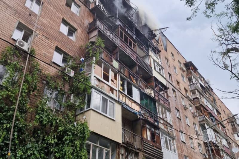 <p style="text-align: justify">7 ივნისის ღამეს რუსმა ოკუპანტებმა ხარკოვზე მთელი სრულმასშტაბიანი ომის განმავლობაში ყველაზე ძლიერი თავდასხმა განახორციელეს. დაბომბვამ ხანძარი გამოიწვია, არის მსხვერპლი და ნგრევა.</p><p style="text-align: justify">"წინასწარი მონაცემებით, ხარკოვის ტერორისტული დაბომბვის შედეგად, ამ წუთის მონაცემებით, ზიანი მიადგა 18 საცხოვრებელ კორპუსს (სამი მათგანის კონსტრუქცია დაზიანდა) და 13 კერძო სახლი“, - წერს ქალაქის მერი იგორ ტერეხოვი.</p><p style="text-align: justify">ხარკოვის რეგიონული სამხედრო ადმინისტრაციის ხელმძღვანელის ოლეგ სინეგუბოვის ინფორმაციით, სამოქალაქო საწარმოს ტერიტორიაზე 40 უპილოტო საფრენი აპარატის, 4 KAB-ის და 1 რაკეტის დაცემის შედეგად, 10,000 კვადრატული მეტრის ფართობზე ხანძარი გაჩნდა.</p><p style="text-align: justify">"დარტყმები ოთხი სახელოსნოს შენობაზე დაფიქსირდა. შესაძლოა, ნანგრევების ქვეშ ადამიანები იყვნენ“, - წერს სინეგუბოვი.</p><p style="text-align: justify">წინასწარი მონაცემებით, რუსების თავდასხმის შედეგად სამი ადამიანი დაიღუპა, 17 დაშავდა, მათ შორის ორი ბავშვი - 14 წლის გოგონა და 1,5 თვის ჩვილი.</p><p>&nbsp;</p>