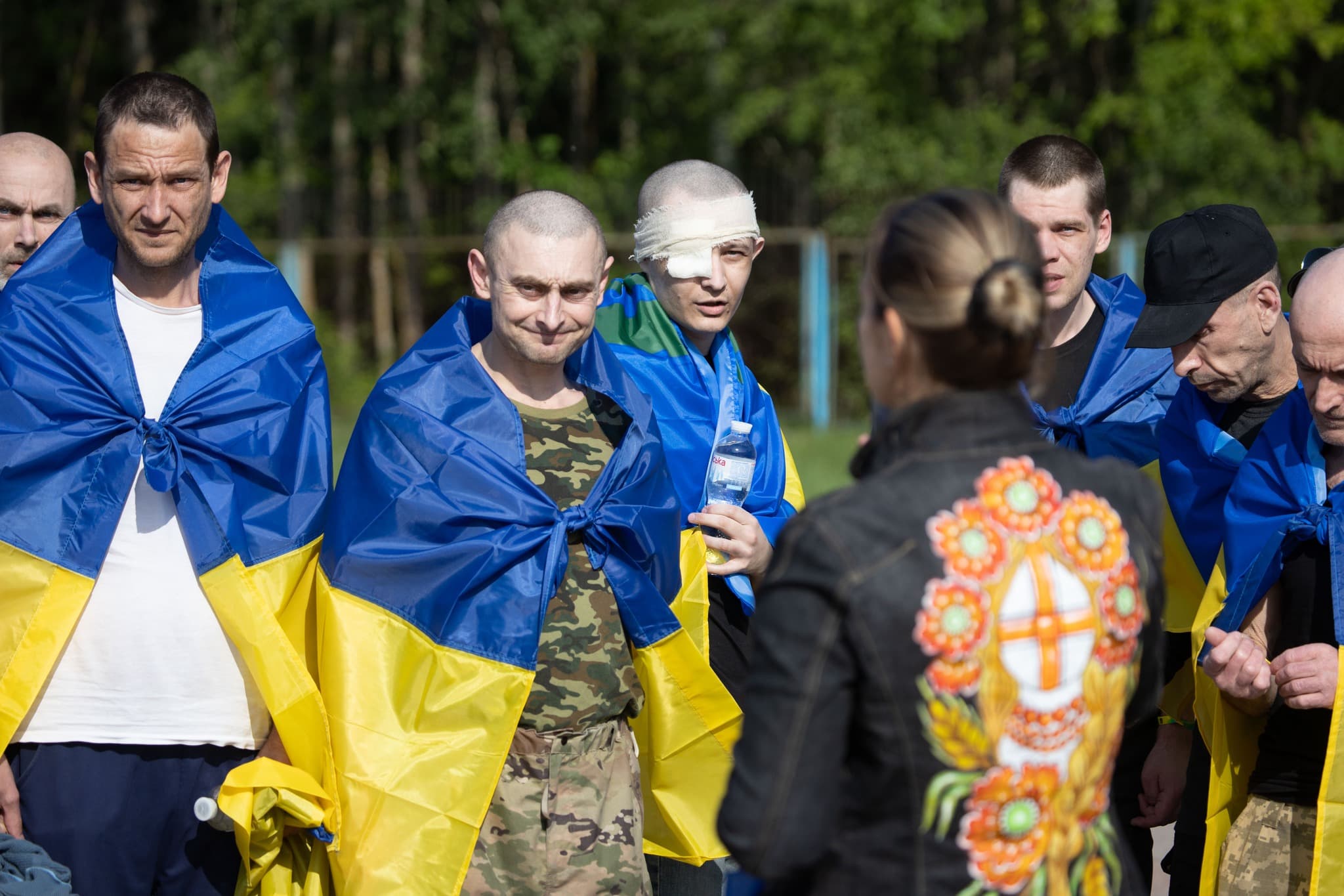 <p style="text-align: justify">სამშაბათს, 10 ივნისს, უკრაინამ და რუსეთმა ტყვეთა მორიგი განახორციელეს.</p><p style="text-align: justify">უკრაინის პრეზიდენტის განცხადებით, ტყვეების გაცვლა უნდა გაგრძელდეს.</p><p style="text-align: justify">"ჩვენ ვაგრძელებთ ჩვენი ხალხის დაბრუნებას, რაზეც სტამბოლში შევთანხმდით. დღეს არის ჩვენი მძიმედ დაჭრილი და დაშავებული ჯარისკაცების რუსული ტყვეობიდან დაბრუნების პირველი ეტაპი. მათ ყველას სასწრაფო სამედიცინო დახმარება სჭირდებათ. ეს მნიშვნელოვანი ჰუმანიტარული აქტია“, - განაცხადა ზელენსკიმ.</p><p style="text-align: justify">მისი თქმით, შესაძლებელი გახდა ჯარისკაცების დაბრუნება უკრაინის თავდაცვისა და უსაფრთხოების ძალების სხვადასხვა კომპონენტიდან: შეიარაღებული ძალებიდან, ეროვნული გვარდიიდან, უკრაინის სახელმწიფო სასაზღვრო სამსახურიდან და სახელმწიფო სპეციალური სატრანსპორტო სამსახურიდან.</p><p style="text-align: justify">"გაცვლა უნდა გაგრძელდეს. ჩვენ ყველაფერს ვაკეთებთ იმისათვის, რომ ვიპოვოთ და დავაბრუნოთ თითოეული ადამიანი, ვინც ტყვეობაშია. მადლობელი ვარ ყველას, ვინც გვეხმარება“, - აღნიშნა პრეზიდენტმა.</p><div class="iframe-wrapper"><iframe src="https://www.facebook.com/plugins/post.php?href=https%3A%2F%2Fwww.facebook.com%2Fzelenskyy.official%2Fposts%2Fpfbid02CSNZAJ5d7jkVvsqUgh4Zcydb2jJo5kBybDDYEfm9dNGou2AwcNE8WMECRgkt8Kiil&amp;show_text=true&amp;width=500" frameborder="0" allowfullscreen="true" width="500" height="812" title="Embedded content" allow="autoplay; clipboard-write; encrypted-media; picture-in-picture; web-share" scrolling="no" style="border:none;overflow:hidden"></iframe></div>