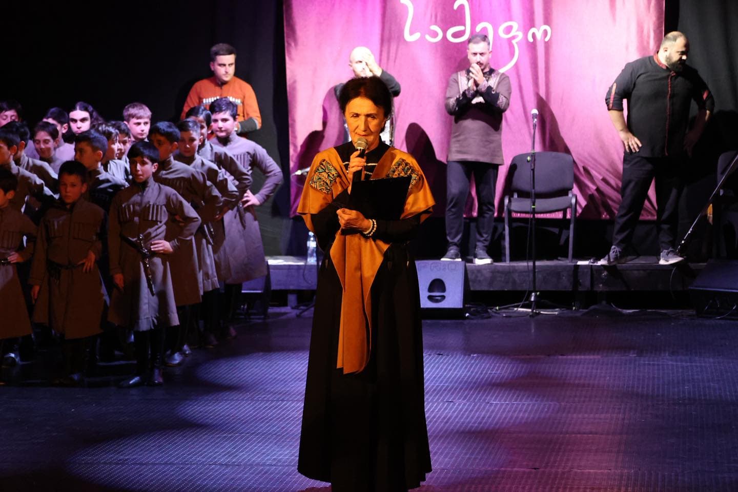 <p style="text-align: justify">სახელმწიფო რწმუნებული ზაალ გელაშვილი და ბორჯომის მუნიციპალიტეტის მერი ოთარ არბოლიშვილი, დაბა წაღვერის კულტურის სახლთან არსებულ ქორეოგრაფიულ ანსამბლ "სამეფოს" (ანსამბლის ხელმძღვანელი გიორგი ანთია) კონცერტს დაესწრნენ.</p><p style="text-align: justify">კულტურის სახლში გამართულ კონცერტს, ასევე ბორჯომის მერის მოადგილე გიორგი ტაბატაძე, საკრებულოს თავმჯდომარის მოადგილე გიორგი ფერაძე, სამხარეო ადმინისტრაციის წარმომადგენლები, ბაკურიანის განვითარების სააგენტოს თავმჯდომარე ეკატერინე ორჯონიკიძე, ჭიათურისა და საჩხერის, ბორჯომისა და ბაკურიანის მიტროპოლიტო დანიელი, ადგილობრივი თვითმმართველობის წევრები მოქალაქეები და სასულიერო პირები ესწრებოდნენ.</p><div class="iframe-wrapper"><iframe src="https://www.facebook.com/plugins/post.php?href=https%3A%2F%2Fwww.facebook.com%2Fpermalink.php%3Fstory_fbid%3Dpfbid02KUiCeFETV7db8q8PmNk5mnef86ELsxK4yJBdwHFjY2PtPLnQReHvyFSTqzaKWtorl%26id%3D100067222093058&amp;show_text=true&amp;width=500" frameborder="0" allowfullscreen="true" width="500" height="844" title="Embedded content" allow="autoplay; clipboard-write; encrypted-media; picture-in-picture; web-share" scrolling="no" style="border:none;overflow:hidden"></iframe></div>