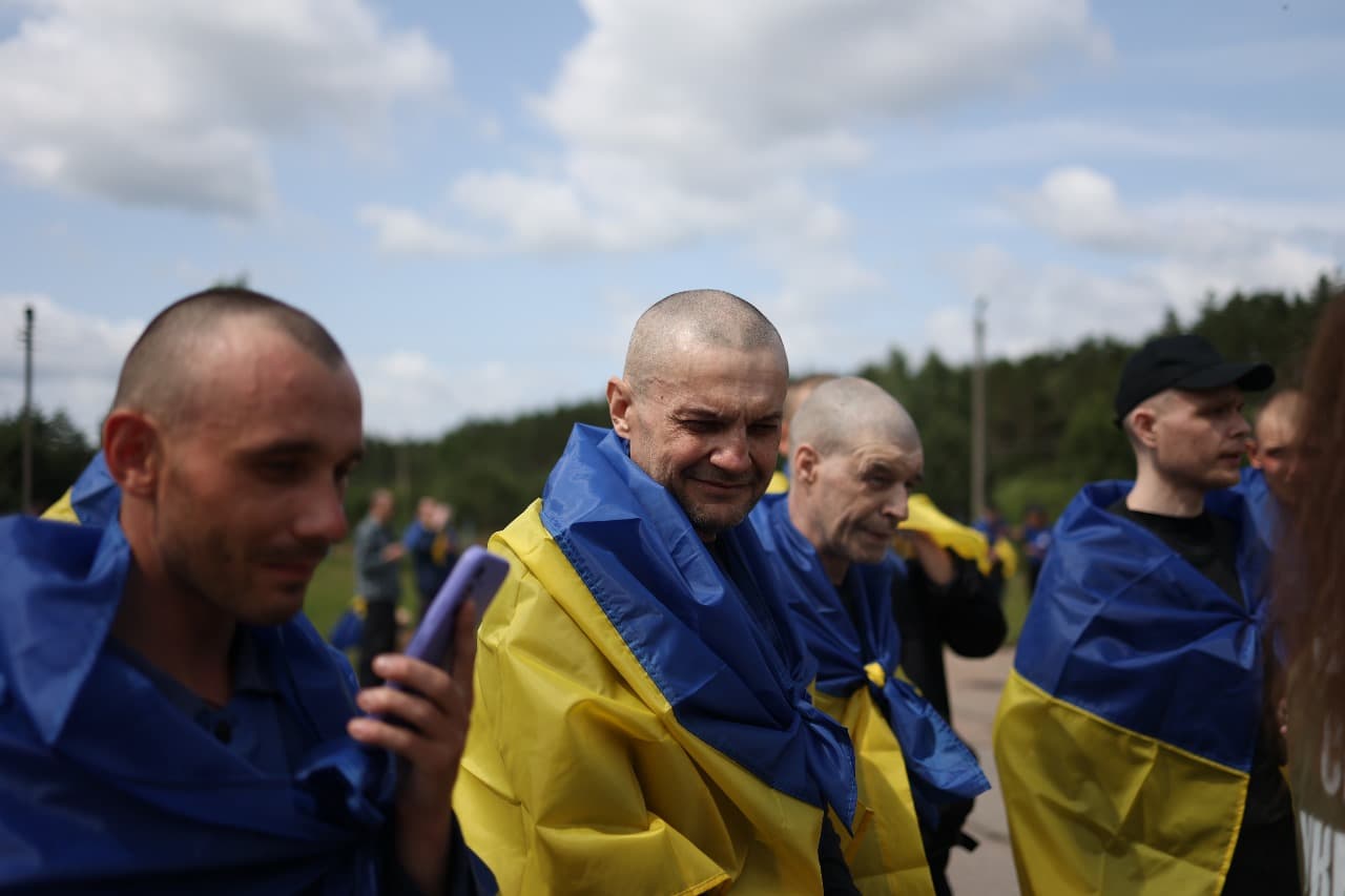 <p style="text-align: justify">უკრაინამ და რუსეთმა 14 ივნისს, ტყვეთა მორიგი გაცვლა განახორციელეს. ეს მიმდინარე კვირაში მეოთხე გაცვლაა.</p><p style="text-align: justify">უკრაინის პრეზიდენტის ვოლოდიმირ ზელენსკის განცხადებით, გათავისუფლებულთა შორის ბევრია, ვინც 2022 წლიდან ტყვეობაში იმყოფებოდა. ესენი არიან უკრაინის შეიარაღებული ძალების, ეროვნული გვარდიის, სახელმწიფო სასაზღვრო სამსახურისა და სახელმწიფო სპეციალური სატრანსპორტო სამსახურის ჯარისკაცები.</p><p style="text-align: justify">სამხედრო ტყვეების მოპყრობის საკოორდინაციო შტაბმა განმარტა, რომ დაჭრილი და ჯანმრთელობის პრობლემების მქონე ჯარისკაცები სახლში დააბრუნეს. დღეს გათავისუფლებული დამცველების მნიშვნელოვანი ნაწილი მარიუპოლის დაცვის დროს დაატყვევეს.</p><p style="text-align: justify">დღეს გათავისუფლებული ჯარისკაცების უმეტესობა ოფიცერია. ასევე, გათავისუფლებულთაგან ზოგიერთი 25 წლამდე ასაკისაა.</p><p style="text-align: justify">სამშობლოში დონეცკის, ზაპოროჟიეს, ლუგანსკის, ხერსონის, ხარკოვის, სუმისა და კურსკის მიმართულებით მებრძოლი უკრაინელები დაბრუნდნენ.</p><p style="text-align: justify">როგორც ადამიანის უფლებათა დამცველმა დიმიტრი ლუბინეცმა განაცხადა, დაბრუნებული ჯარისკაცებიდან ყველაზე უფროსი 63 წლისაა, ყველაზე ახალგაზრდა კი - 21 წლის. გათავისუფლებულებს შორის არიან ისინიც, ვინც დაკარგულად ითვლებოდნენ.</p><p style="text-align: justify">სტამბოლში, მოლაპარაკებების მეორე რაუნდის დროს, უკრაინა და რუსეთი ტყვეთა ფართომასშტაბიან გაცვლაზე შეთანხმდნენ. მხარეები შეთანხმდნენ დაჭრილი და მძიმედ დაავადებული სამხედრო ტყვეების, ასევე 18-დან 25 წლამდე ასაკის ყველა სამხედრო მოსამსახურის გაცვლაზე.</p><p style="text-align: justify">გარდა ამისა, უკრაინა და რუსეთის ფედერაცია შეთანხმდნენ გარდაცვლილთა ცხედრების გაცვლაზე "6000/6000"-ზე ფორმატით. ცხედრების დაბრუნება 11 და 13 ივნისს, ასევე დღეს, 14 ივნისს მოხდა. სულ უკრაინაში უკვე 3600-ზე მეტი დაღუპულის ცხედარი დააბრუნეს.</p><div class="iframe-wrapper"><iframe src="https://www.facebook.com/plugins/post.php?href=https%3A%2F%2Fwww.facebook.com%2Fzelenskyy.official%2Fposts%2Fpfbid0B2gmU6dsKsnkPM3tYWwi3ijPLVzyL9ZgvPFLek3rekYcp9kcRWFA6RMAgg8Xk3ibl&amp;show_text=true&amp;width=500" frameborder="0" allowfullscreen="true" width="500" height="793" title="Embedded content" allow="autoplay; clipboard-write; encrypted-media; picture-in-picture; web-share" scrolling="no" style="border:none;overflow:hidden"></iframe></div>