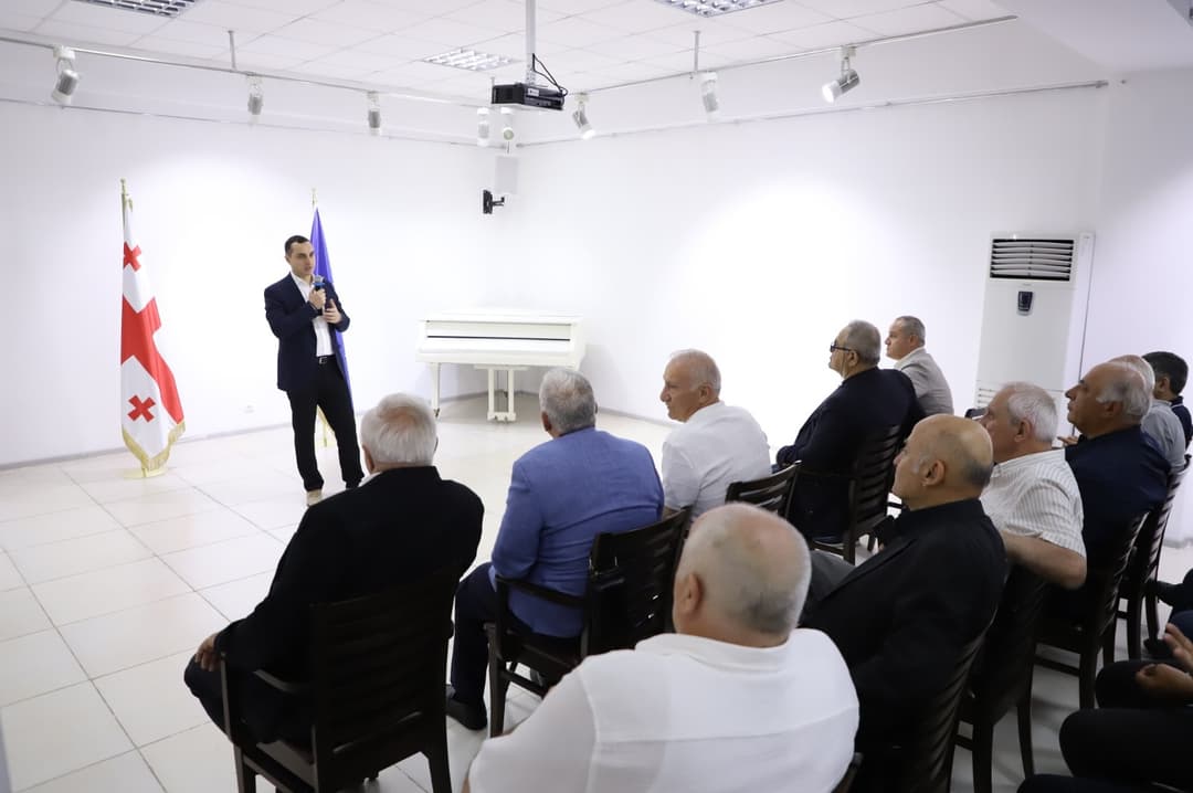 გიორგი ჯინჭარაძე აფხაზეთიდან დევნილ ვეტერანებს შეხვდა