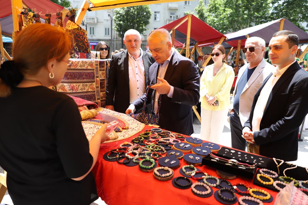 გიორგი ჯინჭარაძე აფხაზეთიდან დევნილი მეწარმეების პროდუქციის გამოფენას დაესწრო