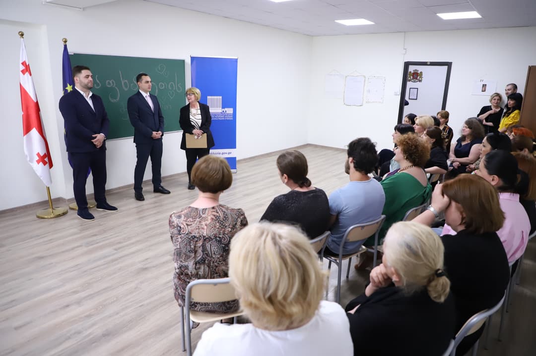 გიორგი ჯინჭარაძე აფხაზეთის №3 საჯარო სკოლის პედაგოგებს შეხვდა