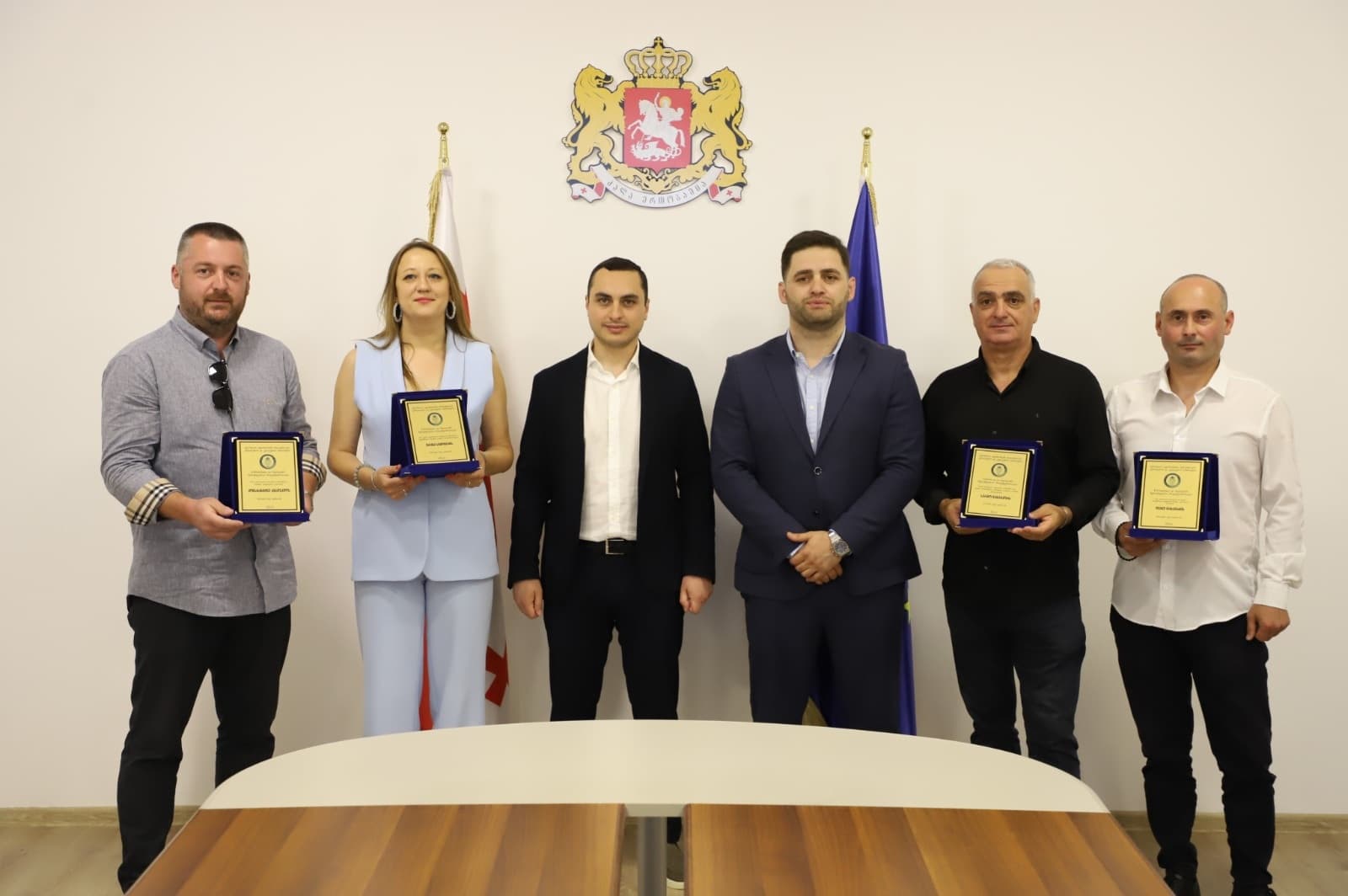 Frontnews image description