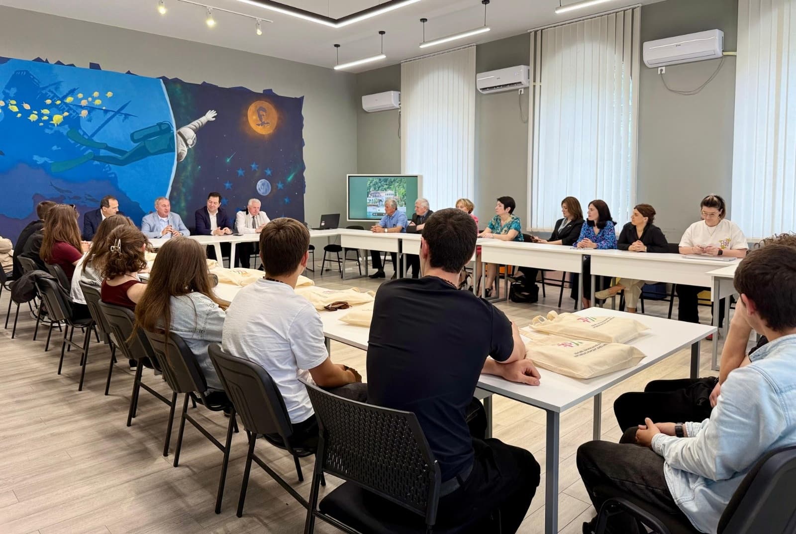 Frontnews image description