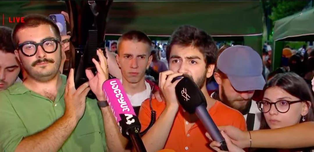 "ყველა მოქალაქეს მოგიწოდებთ, უნდა გადავდოთ ყველაფერი გვერდზე და თსუსთან უნდა მოვიდეთ, დღეს თსუ არის პროტესტის ადგილი"