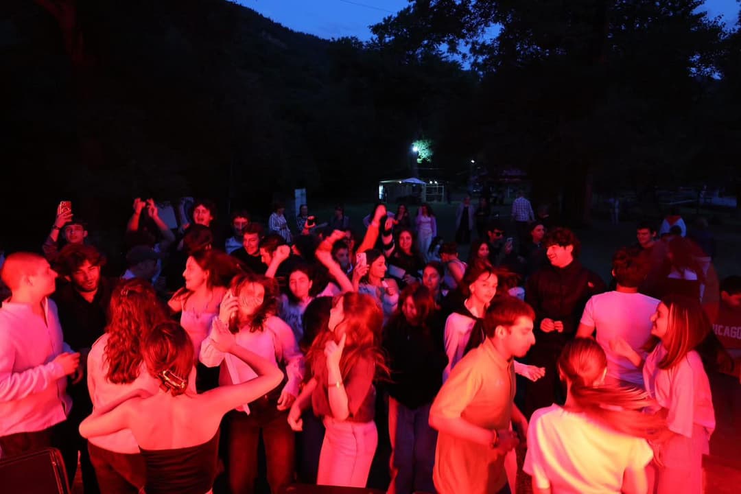 ბორჯომის მუნიციპალიტეტის მიერ ორგანიზებული ახალგაზრდული ბანაკი ქართული ესტრადის მომღერლების კონცერტით დაიხურა