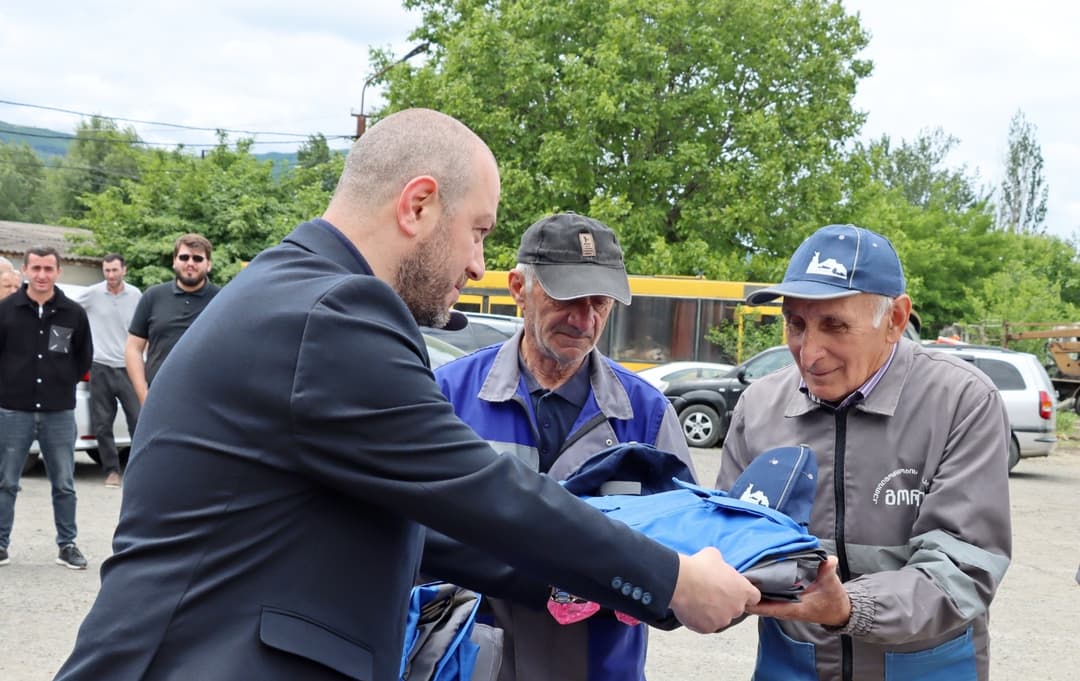 გორის მუნიციპალიტეტის მერის მოვალეობის შემსრულებელმა კეთილმოწყობის სააგენტოს 300-ზე მეტ თანამშრომელს სპეციალური სამუშაო უნიფორმები გადასცა