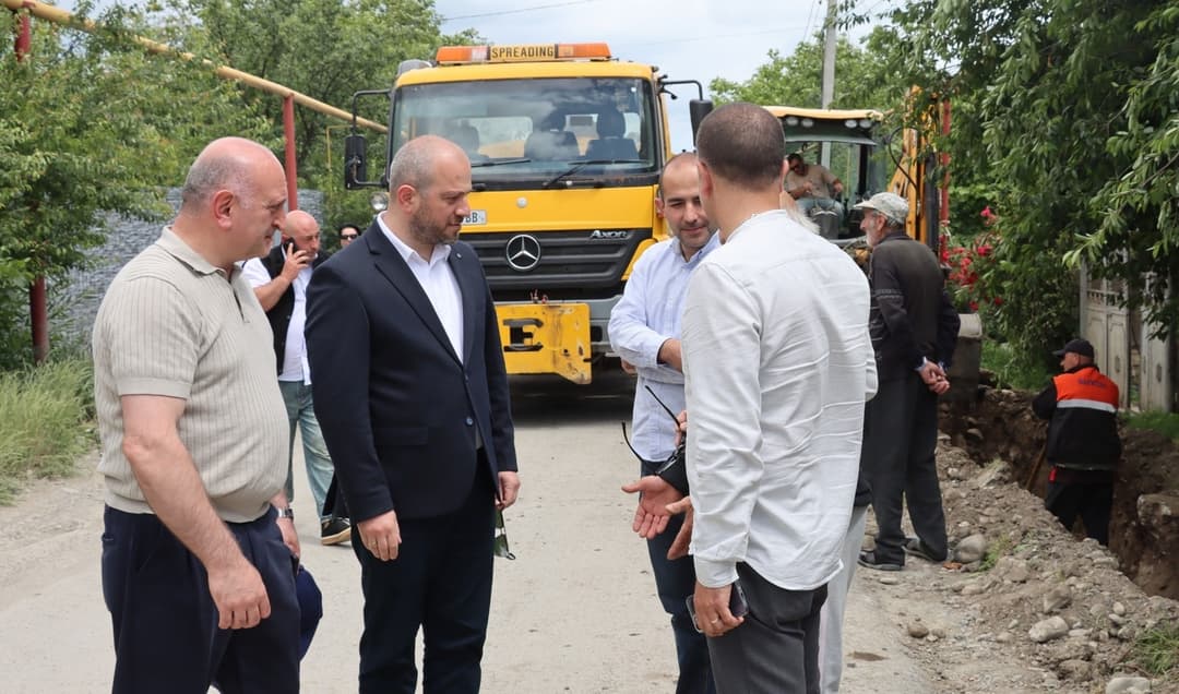 სოფელ ზერტში სასმელი წყლის სისტემისა და საგზაო ინფრასტრუქტურის მოწყობის სამუშაოები მიმდინარეობს