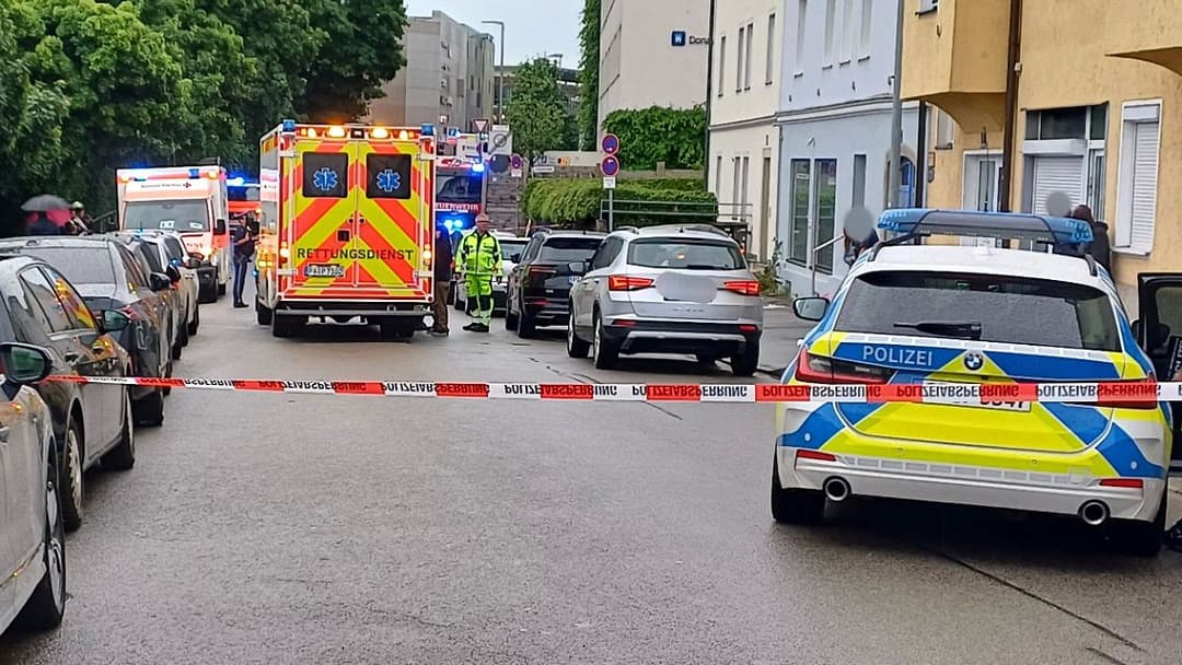 გერმანიაში ავტომობილი ხალხში შევარდა - დაშავებულებს შორის მძღოლის ცოლი და ქალიშვილიც არიან