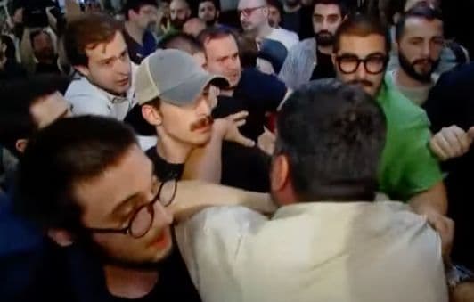 თბილისის საქალაქო სასამართლოში ხმაური და დაპირისპირებაა