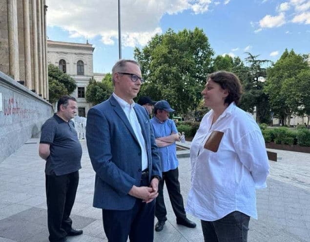 გერმანიის ელჩი რუსთაველის გამზირზე ელენე ხოშტარიას და გედევან ფოფხაძეს შეხვდა