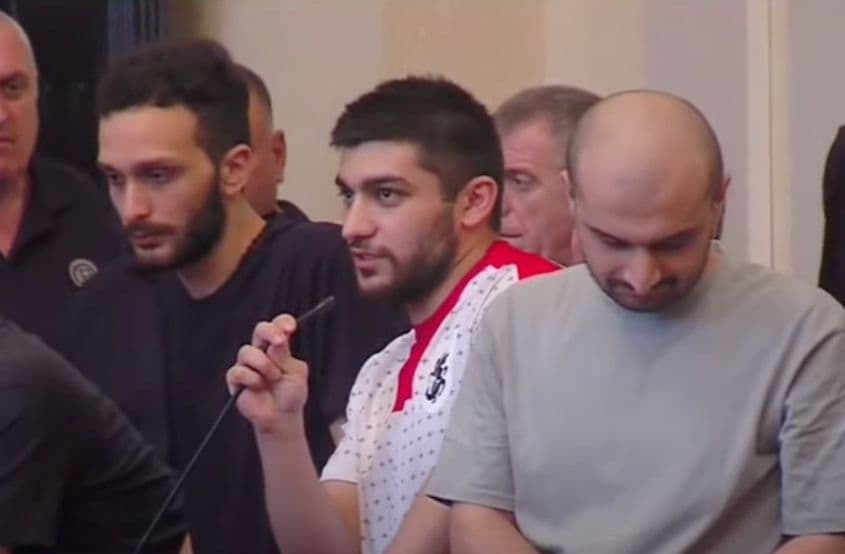 რეზო კიკნაძე - ჩემი საკნიდან იმის გამო გამწიეს, ანუ საფუძველი ის იყო, რომ თურმე ხაზარაძე არ უნდა გამეკრიტიკებინა, ღმერთი ხელშეუხებელია და არავინ აკრიტიკებსო