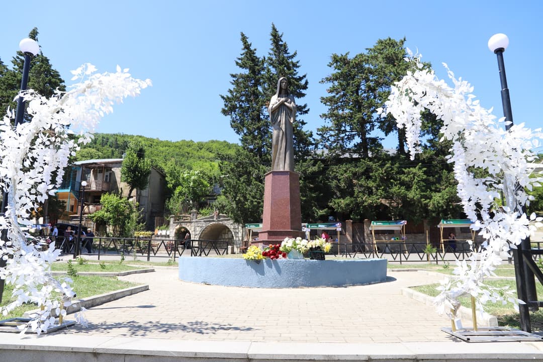 თერჯოლის მუნიციპალიტეტის სოფელ ჩხარში ძეგლი "დედის ლოცვა" გაიხსნა