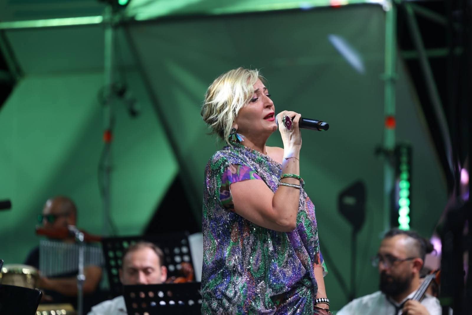 <p style="text-align: justify">დადიანების სასახლის მიმდებარე ტერიტორიაზე, კონცერტი “მუსიკალური ზაფხული 2025” გაიმართა.</p><p style="text-align: justify">ღონისძიება საქართველოს კულტურის სამინისტროს ორგანიზებით და ზუგდიდის მუნიციპალიტეტის მერიის მხარდაჭერით ჩატარდა.</p><p style="text-align: justify">კონცერტში, ლიზა ბაგრატიონი, კოტე ყიფიანი, სოფო ხალვაში, გიორგი ლომისელი, ორკესტრი მაესტრო ნიკა ნიკვაშვილის ხელმძღვანელობით და ანსამბლი ,,ოდოია“ მონაწილეობდა.</p><p style="text-align: justify">ღონისძიებას ზუგდიდის მერი მამუკა წოწერია, მოადგილეებთან, პარლამენტის წევრთან გრეტა წიწავასთან, ადგილობრივი ხელისუფლებისა და საზოგადოების სხვადასხვა სფეროს წარმომადგენლებთან ერთად დაესწრო.</p>