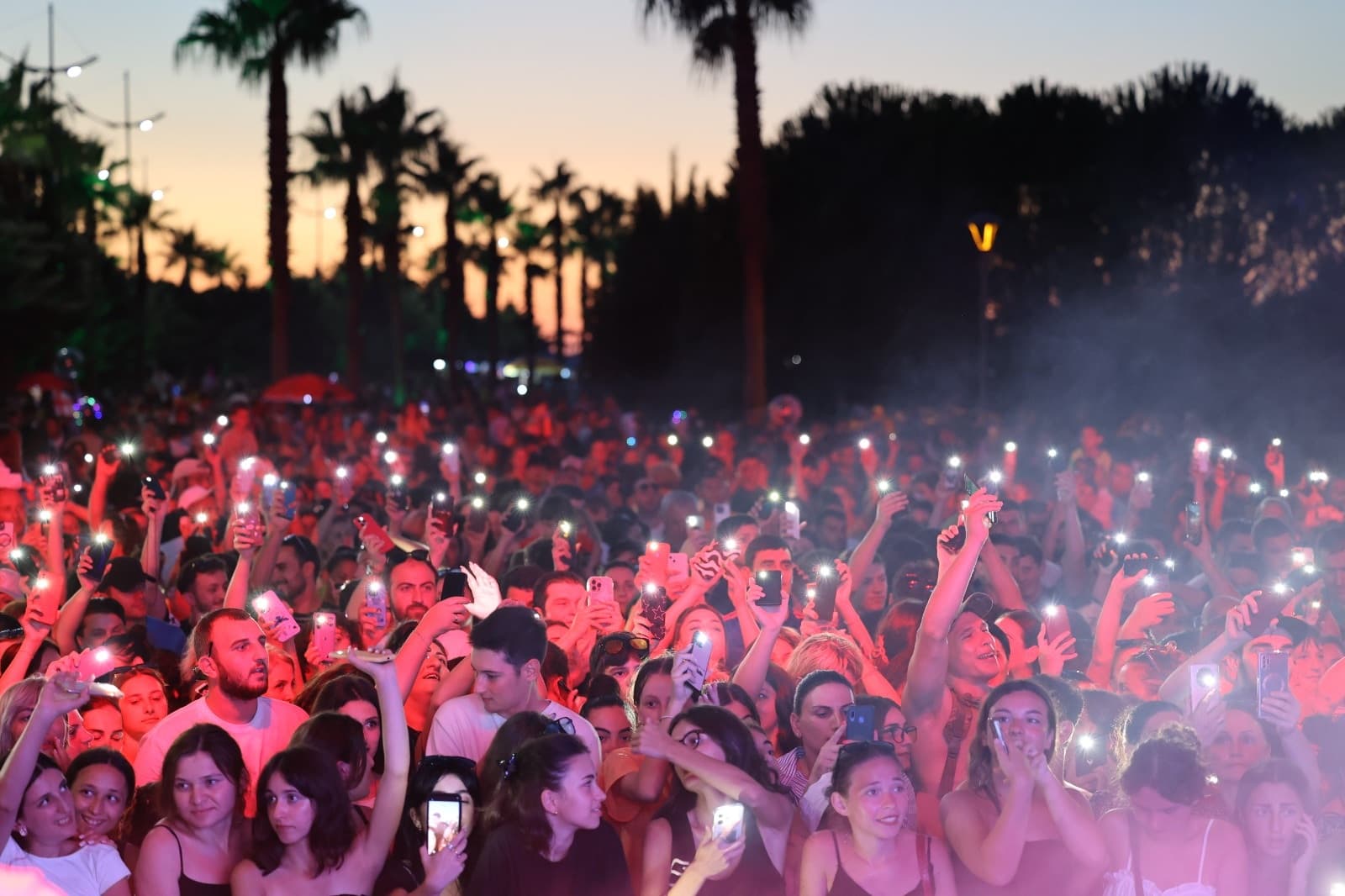 <p style="text-align: justify">"მუსიკალური საღამოების" ფარგლებში, ანაკლიაში ჯგუფი "ურსას“ კონცერტი გაიმართა. კონცერტის დასრულების შემდეგ სცენა DJ OTO-მ დაიკავა. ღონისძიება ზუგდიდის მერიის ორგანიზებით გაიმართა.</p><p style="text-align: justify">სეზონის გახსნასთან დაკავშირებით, ანაკლიაში სხვადასხვა სპორტული ღონისძიებები ჩატარდა.</p><p style="text-align: justify">დღეს, 19 ივლისს, ანაკლიაში "მუსიკალური საღამოები” ელენე ფოჩხუასა და ბენდის კონცერტით გაგრძელდება. კონცერტში ასევე, მონაწილეობენ სოფო პაპუაშვილი და მირზა მოდებაძე. ღონისძიება, შპს ,,Anaklia-Ganmukhuri Resorts”-ის და სამეგრელოს დანიშნულების ადგილის მართვის ორგანიზაციის (DMO) მხარდაჭერით გაიმართება.</p><p style="text-align: justify">ანაკლიაში "მუსიკალური საღამოები" 16 ივლისს "ქუჩის ბიჭების", მარიკა თხელიძის და ნინი ქარსილაძის მონაწილეობით დაიწყო, რომელიც კულტურის სამინისტროს ორგანიზებით ჩატარდა.</p>