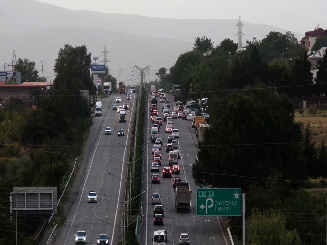 ცენტრალურ ავტომაგისტრალზე, წიწამურის გადასახვევამდე, ტრანსპორტის შეუფერხებელი გადაადგილებისთვის სამუშაოები იწყება