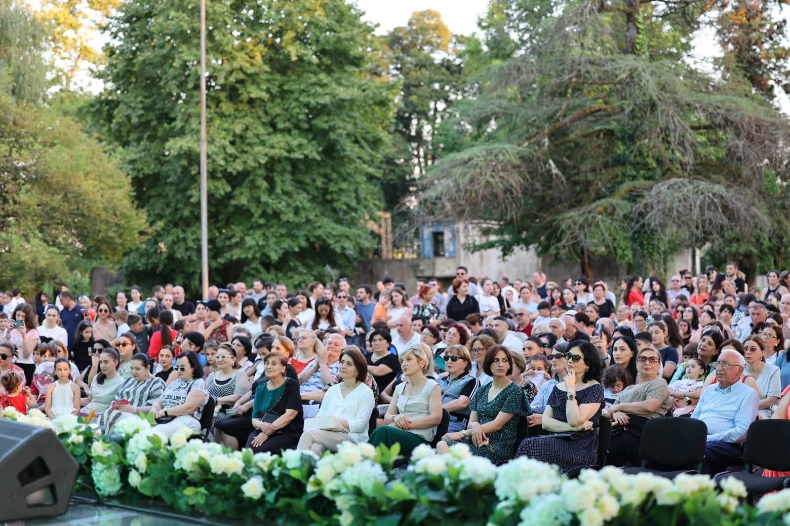 <p style="text-align: justify">დადიანების სასახლის მიმდებარე ტერიტორიაზე, კონცერტი “მუსიკალური ზაფხული 2025” გაიმართა.</p><p style="text-align: justify">ღონისძიება საქართველოს კულტურის სამინისტროს ორგანიზებით და ზუგდიდის მუნიციპალიტეტის მერიის მხარდაჭერით ჩატარდა.</p><p style="text-align: justify">კონცერტში, ლიზა ბაგრატიონი, კოტე ყიფიანი, სოფო ხალვაში, გიორგი ლომისელი, ორკესტრი მაესტრო ნიკა ნიკვაშვილის ხელმძღვანელობით და ანსამბლი ,,ოდოია“ მონაწილეობდა.</p><p style="text-align: justify">ღონისძიებას ზუგდიდის მერი მამუკა წოწერია, მოადგილეებთან, პარლამენტის წევრთან გრეტა წიწავასთან, ადგილობრივი ხელისუფლებისა და საზოგადოების სხვადასხვა სფეროს წარმომადგენლებთან ერთად დაესწრო.</p>