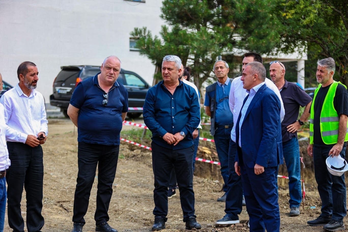 <p style="text-align: justify">თეთრიწყაროს მუნიციპალიტეტის სოფელ ღოუბანში 70 მოსწავლეზე გათვლილი ახალი სკოლის, ხოლო სოფელ ორბეთსა და ვაშლოვანში 75 აღსაზრდელზე გათვლილი ახალი საბავშვო ბაღის სამშენებლო სამუშაოები მიმდინარეობს.</p><p style="text-align: justify">მუნიციპალიტეტის მერიის ინფორმაციით, სოფელ ღოუბანში თანამედროვე საგანმანათლებლო სტანდარტების შესაბამისად მოწყობილ სკოლას ექნება ახალი ტექნოლოგიებით აღჭურვილი საკლასო ოთახები და ლაბორატორია, რაც მოზარდებს პრაქტიკული ცოდნის მიღების შესაძლებლობას მისცემს. გათვალისწინებულია, ასევე, ბიბლიოთეკის, სპორტული დარბაზისა და ღია მოედნების მოწყობა.</p><p style="text-align: justify">სოფელ ღოუბანის საჯარო სკოლა მსოფლიო ბანკისგან მიღებული სესხის ფარგლებში და სახელმწიფო ბიუჯეტის თანადაფინანსებით შენდება. პროექტის ღირებულება 4.3 მილიონ ლარს შეადგენს.</p><p style="text-align: justify">სოფელ ორბეთში თანამედროვე სტანდარტების შესაბამისი ბაღის შენობაში მოეწყობა სკოლამდელი განათლების მისაღებად აუცილებელი ყველა საჭირო ინფრასტრუქტურა. სასწავლო ოთახების გარდა, მოეწყობა საძინებლები, ადმინისტრაციული და სამზარეულოს ოთახები, შიდა და გარე სათამაშო სივრცეები და რეკრეაციული ზონა.</p><p style="text-align: justify">სამუშაოები ინფრასტრუქტურის მინისტრმა რევაზ სოხაძემ, მუნიციპალური განვითარების ფონდის აღმასრულებელმა დირექტორმა ბექა ურუშაძემ, ქვემო ქართლში სახელმწიფო რწმუნებულის მოადგილემ ნიკა კობახიძემ, თეთრიწყაროს მუნიციპალიტეტის მერმა გიორგი წიკლაურმა და ადგილობრივი ხელისუფლების წარმომადგენლებმა დაათვალიერეს.</p>