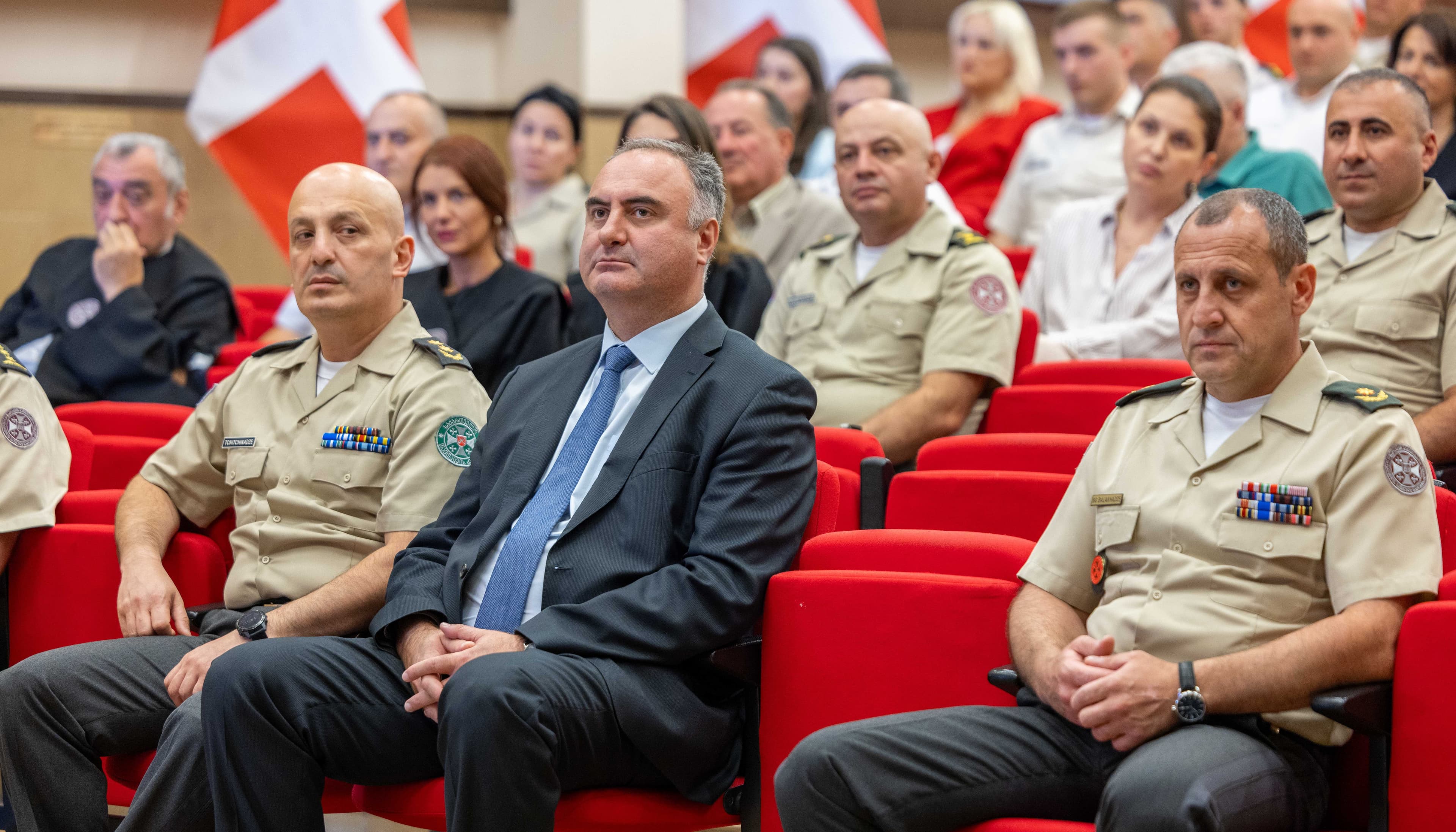 <p style="text-align: justify">სსიპ - დავით აღმაშენებლის სახელობის საქართველოს ეროვნული თავდაცვის აკადემიაში, აკადემიის მაგისტრატურის კურსდამთავრებულთა გამოშვების ცერემონიალი გაიმართა.</p><p style="text-align: justify">ღონისძიებას საპატიო სტუმრის რანგში ესწრებოდნენ თავდაცვის მინისტრის მოადგილე გრიგოლ გიორგაძე, თავდაცვის ძალების მეთაურის მოადგილე გენერალ-მაიორი ირაკლი ჭიჭინაძე და სახელმწიფოს სხვადასხვა უწყებების წარმომადგენლები.</p><p style="text-align: justify">აკადემიის რექტორმა, ბრიგადის გენერალმა მამია ბალახაძემ კურსდამთავრებულებს მიულოცა მაგისტრატურის დასრულება და წარმატებები უსურვა შემდგომ საქმიანობაში.</p><p style="text-align: justify">რექტორმა თავის სიტყვაში ხაზი გაუსვა იმ პროგრესსა და სიახლეებზე, რაც აკადემიაში ხორციელდება და აღნიშნა, რომ „აკადემია მუდმივ რეჟიმში ახორციელებს უკვე არსებული სამაგისტრო პროგრამების განვითარებას და ახალი პროგრამების დამატებას. წელს პირველად მიღება გამოვაცხადეთ ახალ საერთაშორისო ურთიერთობებისა და დიპლომატიის სამაგისტრო პროგრამებზე“.</p><p style="text-align: justify">სიტყვით გამოსვლისას რექტორმა მადლობა გადაუხადა მაგისტრატურის აკადემიურ პერსონალს, პირად შემადგენლობას და კურსდამთავრებულთა ოჯახის წევრებს.</p><p style="text-align: justify">ეროვნული თავდაცვის აკადემიის მაგისტრატურის მიმართულებაზე წარმატებით ხორციელდება თავდაცვის ანალიზის, უსაფრთხოების კვლევებისა და სახელმწიფო რესურსების მართვის სამაგისტრო პროგრამები. აღნიშნული პროგრამები წელს 26-მა მაგისტრანტმა დაამთავრა.</p><p style="text-align: justify">ღონისძიების დასასრულს რექტორმა მაგისტრატურის პირადი შემადგენლობა და პროფესორ-მასწავლებლები დაკისრებული მოვალეობის კეთილსინდისიერად და მაღალხარისხოვნად შესრულებისთვის სტატუეტებით „დავით აღმაშენებელი“ და "საპატიო სიგელით" დააჯილდოვა.</p>