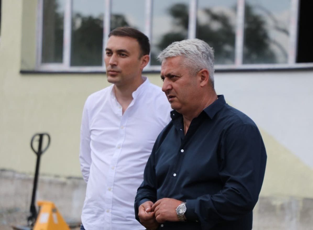 <p style="text-align: justify">თეთრიწყაროს მუნიციპალიტეტის სოფელ ღოუბანში 70 მოსწავლეზე გათვლილი ახალი სკოლის, ხოლო სოფელ ორბეთსა და ვაშლოვანში 75 აღსაზრდელზე გათვლილი ახალი საბავშვო ბაღის სამშენებლო სამუშაოები მიმდინარეობს.</p><p style="text-align: justify">მუნიციპალიტეტის მერიის ინფორმაციით, სოფელ ღოუბანში თანამედროვე საგანმანათლებლო სტანდარტების შესაბამისად მოწყობილ სკოლას ექნება ახალი ტექნოლოგიებით აღჭურვილი საკლასო ოთახები და ლაბორატორია, რაც მოზარდებს პრაქტიკული ცოდნის მიღების შესაძლებლობას მისცემს. გათვალისწინებულია, ასევე, ბიბლიოთეკის, სპორტული დარბაზისა და ღია მოედნების მოწყობა.</p><p style="text-align: justify">სოფელ ღოუბანის საჯარო სკოლა მსოფლიო ბანკისგან მიღებული სესხის ფარგლებში და სახელმწიფო ბიუჯეტის თანადაფინანსებით შენდება. პროექტის ღირებულება 4.3 მილიონ ლარს შეადგენს.</p><p style="text-align: justify">სოფელ ორბეთში თანამედროვე სტანდარტების შესაბამისი ბაღის შენობაში მოეწყობა სკოლამდელი განათლების მისაღებად აუცილებელი ყველა საჭირო ინფრასტრუქტურა. სასწავლო ოთახების გარდა, მოეწყობა საძინებლები, ადმინისტრაციული და სამზარეულოს ოთახები, შიდა და გარე სათამაშო სივრცეები და რეკრეაციული ზონა.</p><p style="text-align: justify">სამუშაოები ინფრასტრუქტურის მინისტრმა რევაზ სოხაძემ, მუნიციპალური განვითარების ფონდის აღმასრულებელმა დირექტორმა ბექა ურუშაძემ, ქვემო ქართლში სახელმწიფო რწმუნებულის მოადგილემ ნიკა კობახიძემ, თეთრიწყაროს მუნიციპალიტეტის მერმა გიორგი წიკლაურმა და ადგილობრივი ხელისუფლების წარმომადგენლებმა დაათვალიერეს.</p>