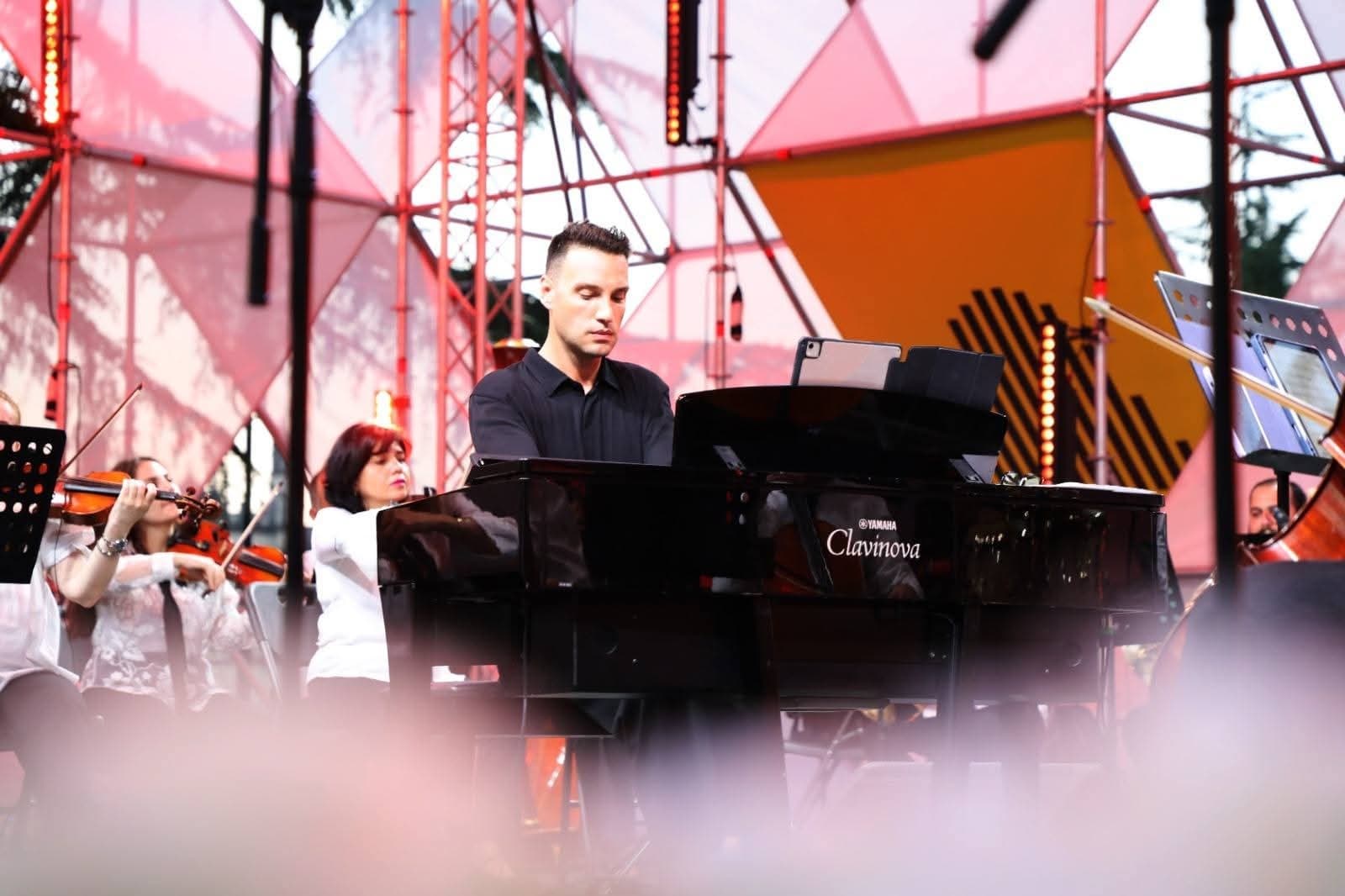 <p style="text-align: justify">დადიანების სასახლის მიმდებარე ტერიტორიაზე, კონცერტი “მუსიკალური ზაფხული 2025” გაიმართა.</p><p style="text-align: justify">ღონისძიება საქართველოს კულტურის სამინისტროს ორგანიზებით და ზუგდიდის მუნიციპალიტეტის მერიის მხარდაჭერით ჩატარდა.</p><p style="text-align: justify">კონცერტში, ლიზა ბაგრატიონი, კოტე ყიფიანი, სოფო ხალვაში, გიორგი ლომისელი, ორკესტრი მაესტრო ნიკა ნიკვაშვილის ხელმძღვანელობით და ანსამბლი ,,ოდოია“ მონაწილეობდა.</p><p style="text-align: justify">ღონისძიებას ზუგდიდის მერი მამუკა წოწერია, მოადგილეებთან, პარლამენტის წევრთან გრეტა წიწავასთან, ადგილობრივი ხელისუფლებისა და საზოგადოების სხვადასხვა სფეროს წარმომადგენლებთან ერთად დაესწრო.</p>