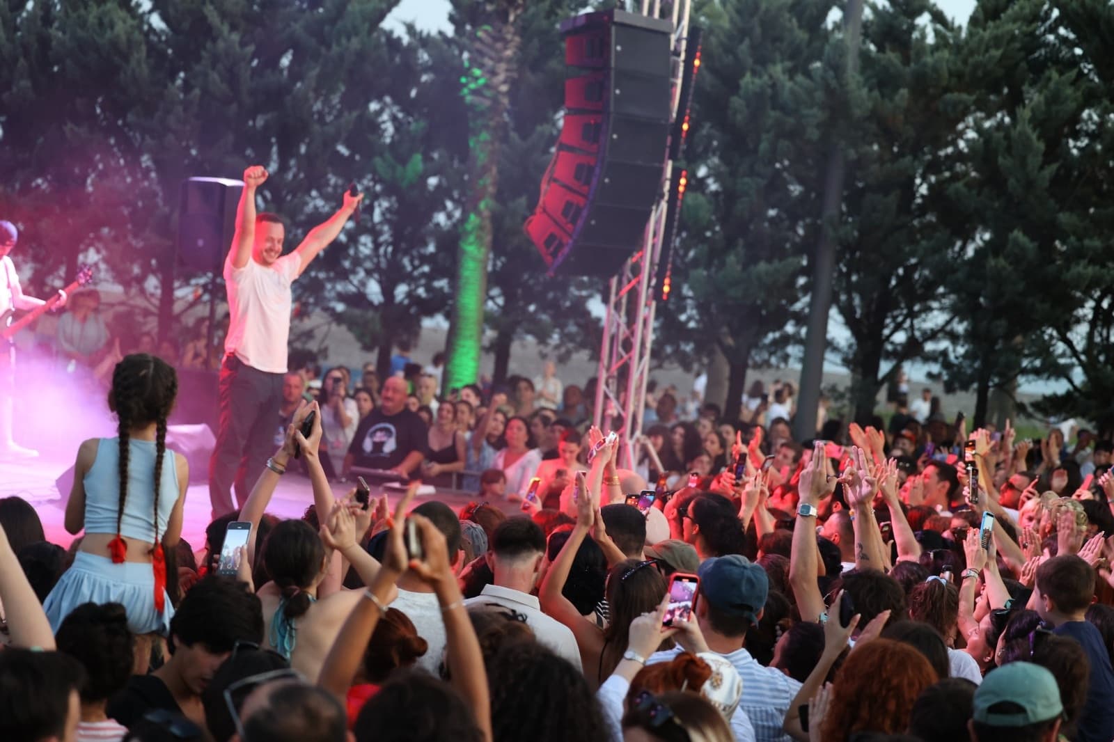 <p style="text-align: justify">"მუსიკალური საღამოების" ფარგლებში, ანაკლიაში ჯგუფი "ურსას“ კონცერტი გაიმართა. კონცერტის დასრულების შემდეგ სცენა DJ OTO-მ დაიკავა. ღონისძიება ზუგდიდის მერიის ორგანიზებით გაიმართა.</p><p style="text-align: justify">სეზონის გახსნასთან დაკავშირებით, ანაკლიაში სხვადასხვა სპორტული ღონისძიებები ჩატარდა.</p><p style="text-align: justify">დღეს, 19 ივლისს, ანაკლიაში "მუსიკალური საღამოები” ელენე ფოჩხუასა და ბენდის კონცერტით გაგრძელდება. კონცერტში ასევე, მონაწილეობენ სოფო პაპუაშვილი და მირზა მოდებაძე. ღონისძიება, შპს ,,Anaklia-Ganmukhuri Resorts”-ის და სამეგრელოს დანიშნულების ადგილის მართვის ორგანიზაციის (DMO) მხარდაჭერით გაიმართება.</p><p style="text-align: justify">ანაკლიაში "მუსიკალური საღამოები" 16 ივლისს "ქუჩის ბიჭების", მარიკა თხელიძის და ნინი ქარსილაძის მონაწილეობით დაიწყო, რომელიც კულტურის სამინისტროს ორგანიზებით ჩატარდა.</p>