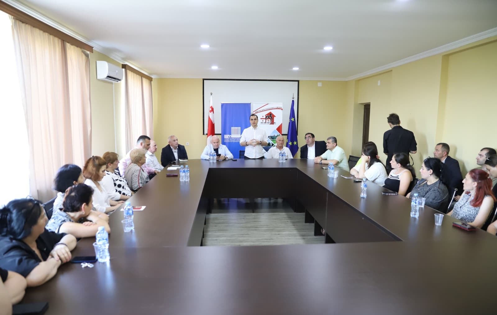 Frontnews image description