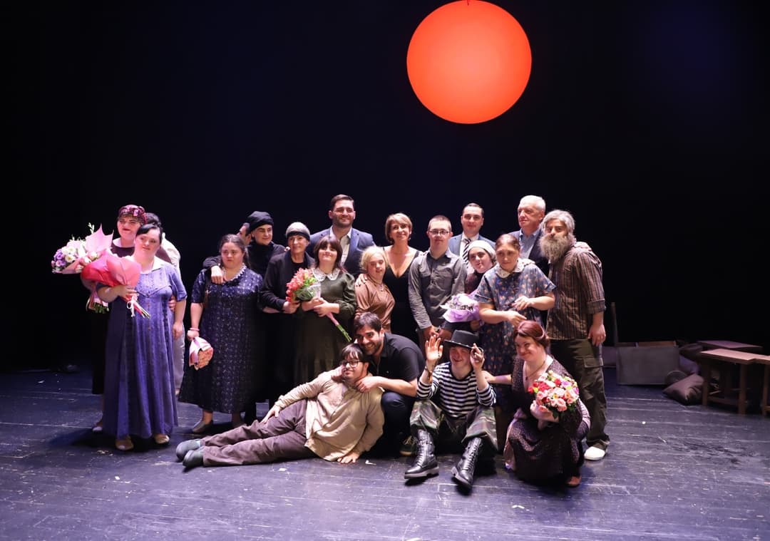 გიორგი ჯინჭარაძე სოხუმის სახელმწიფო დრამატულ თეატრში სპექტაკლის „მე ვხედავ მზეს“ პრემიერას დაესწრო