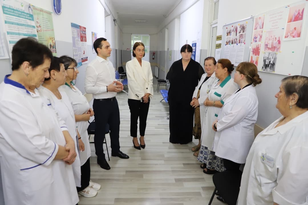 აფხაზეთის მთავრობის თავმჯდომარე სამედიცინო ცენტრ „დიომედის“ წყალტუბოს ფილიალში პერსონალს შეხვდა