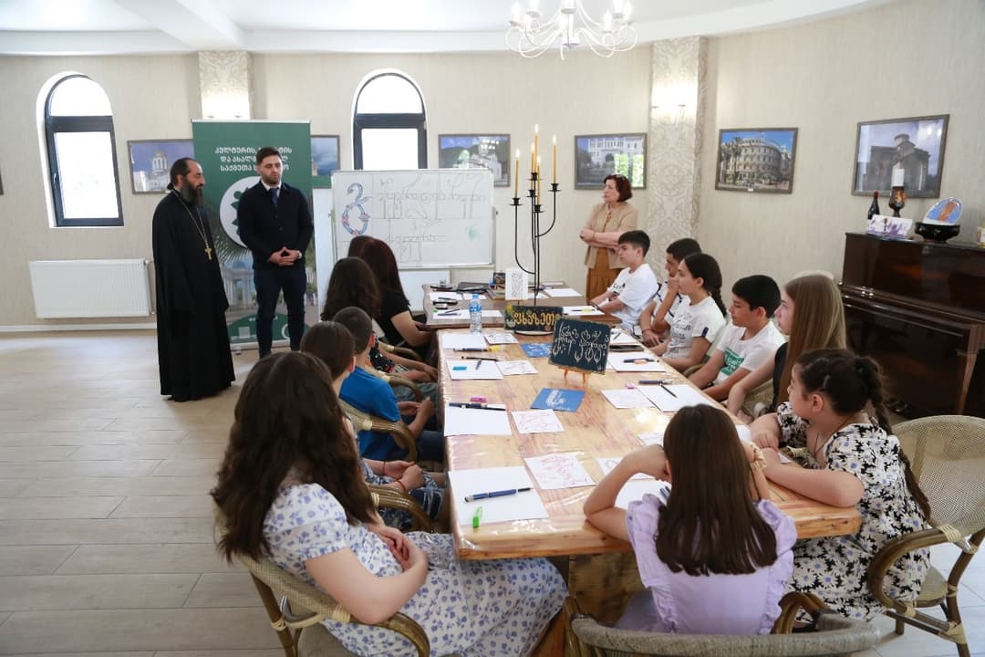 აფხაზეთიდან დევნილი ახალგაზრდებისთვის კალიგრაფიის მასტერკლასები დაიწყო