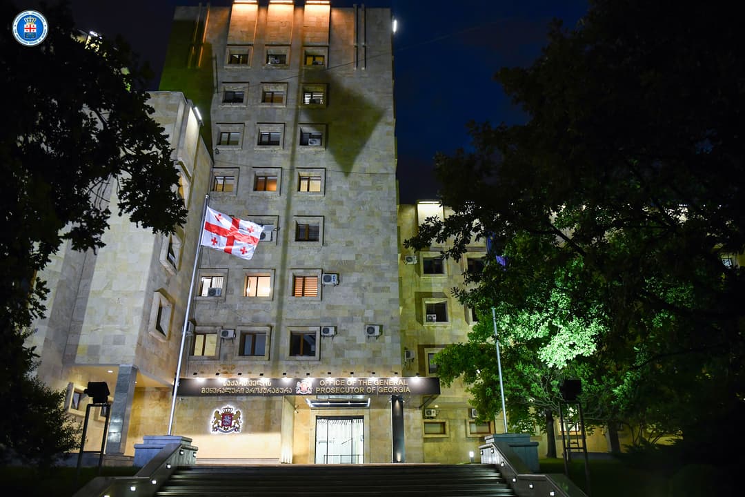 პროკურატურამ განსაკუთრებით დიდი ოდენობით ნარკოტიკული საშუალების უკანონო შეძენის, შენახვის და რეალიზაციის ფაქტზე ორ პირს ბრალდება წარუდგინა