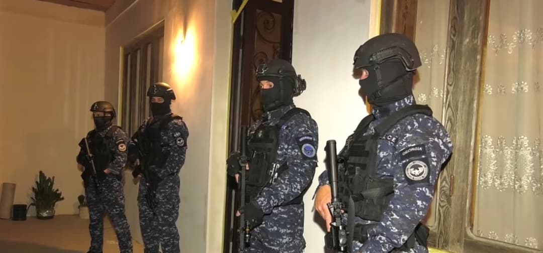 შსს-მ ”ქურდულ სამყაროსთან” კავშირში მყოფი 20 პირი დააკავა, ხოლო 4 პირს ბრალი დაუსწრებლად წარედგინა, მათ შორის ორი ”კანონიერი ქურდია”