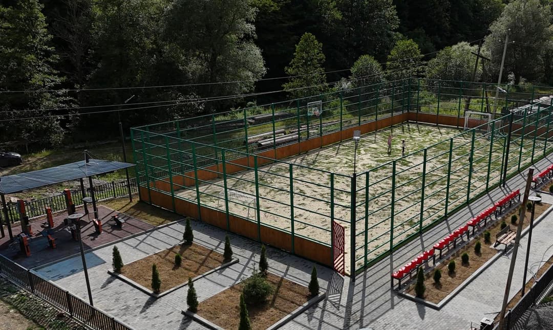 საკურორტო სოფელ ტიმოთესუბანში სპორტული მოედნის და დასასვენებელი სივრცის მოწყობა დასრულდა