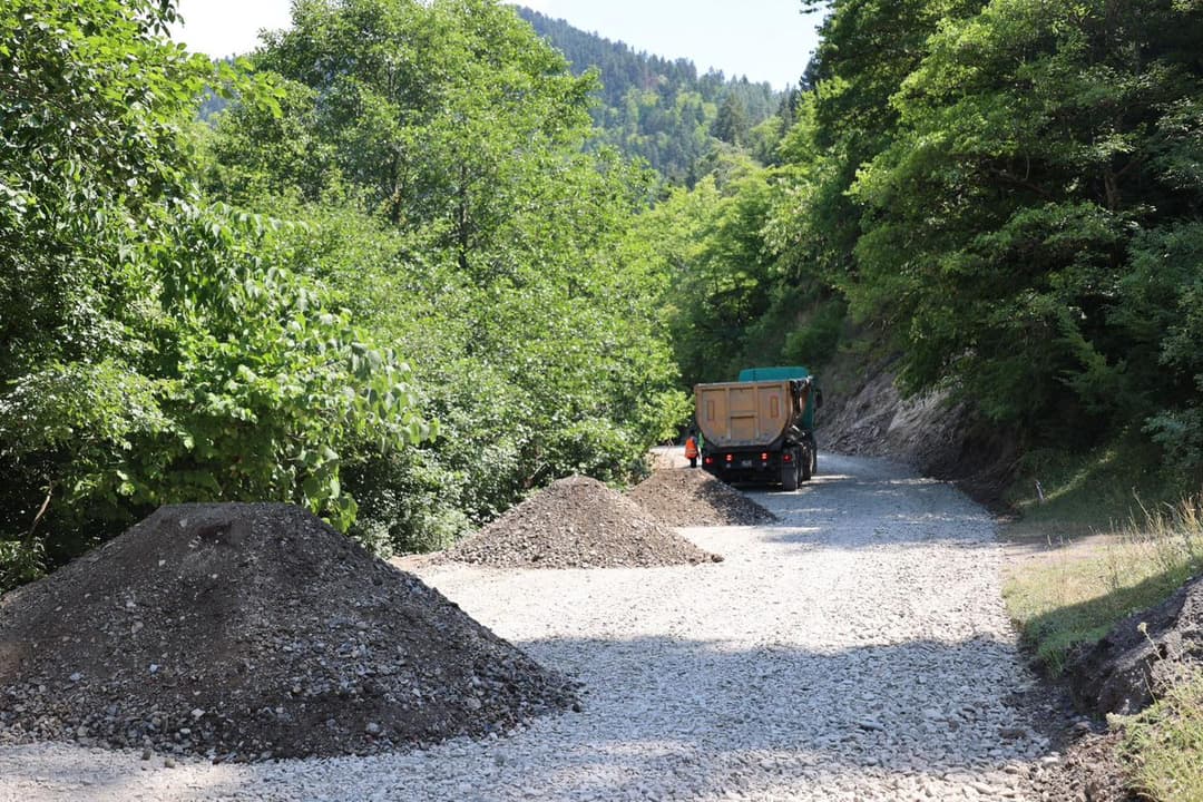 დაბა ახალდაბაში, ე.წ. ნეძვის გზისა და აღმაშენებლის ქუჩაზე, გზის რეაბილიტაცია მიმდინარეობს
