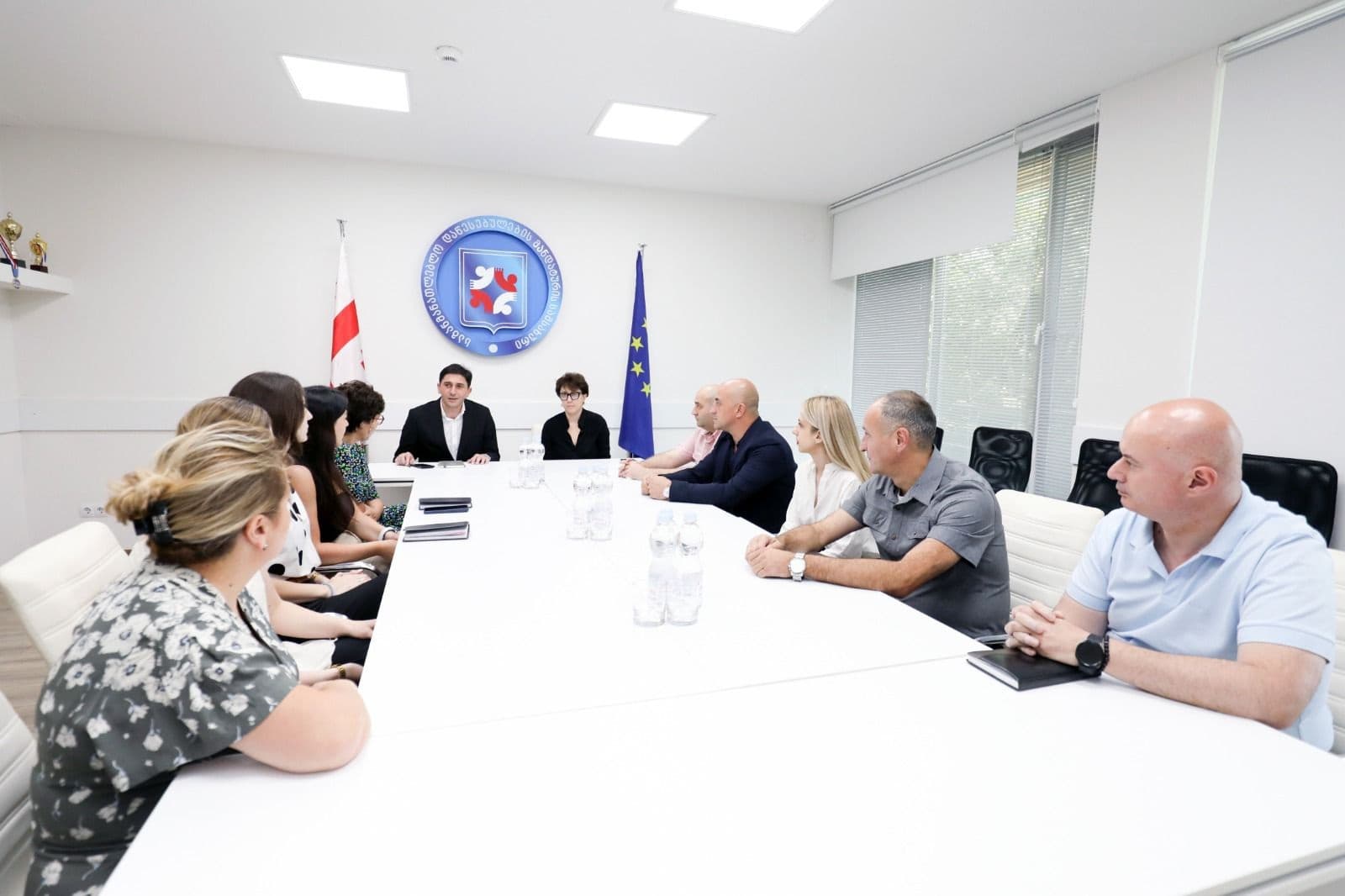 Frontnews image description