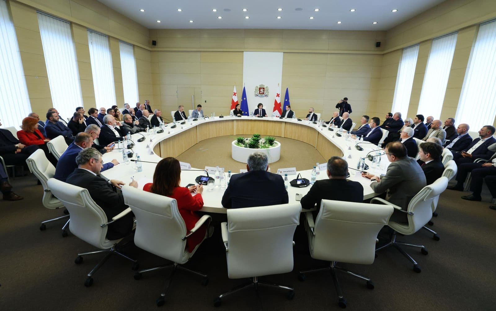 Frontnews image description